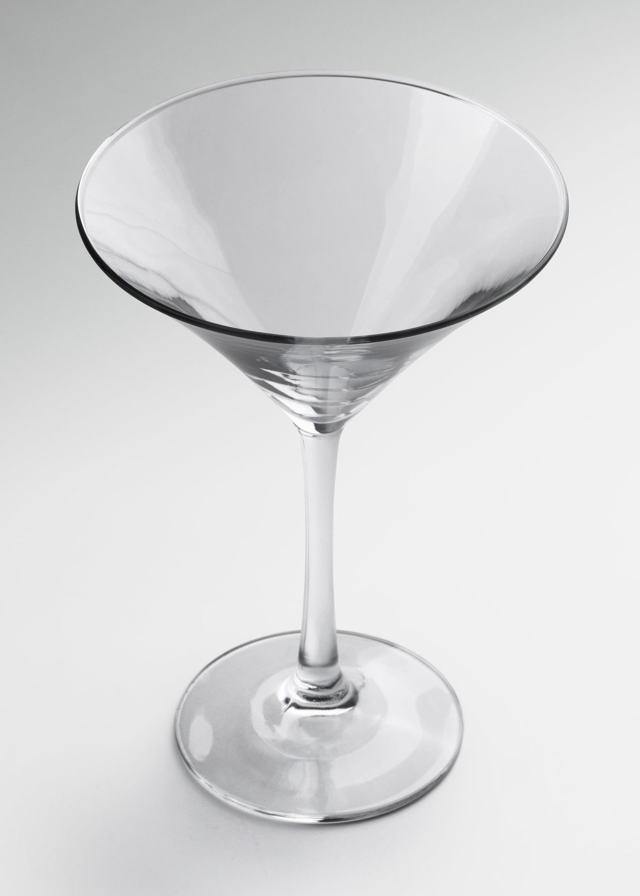 Copa martini de vidrio transparente con corte fino