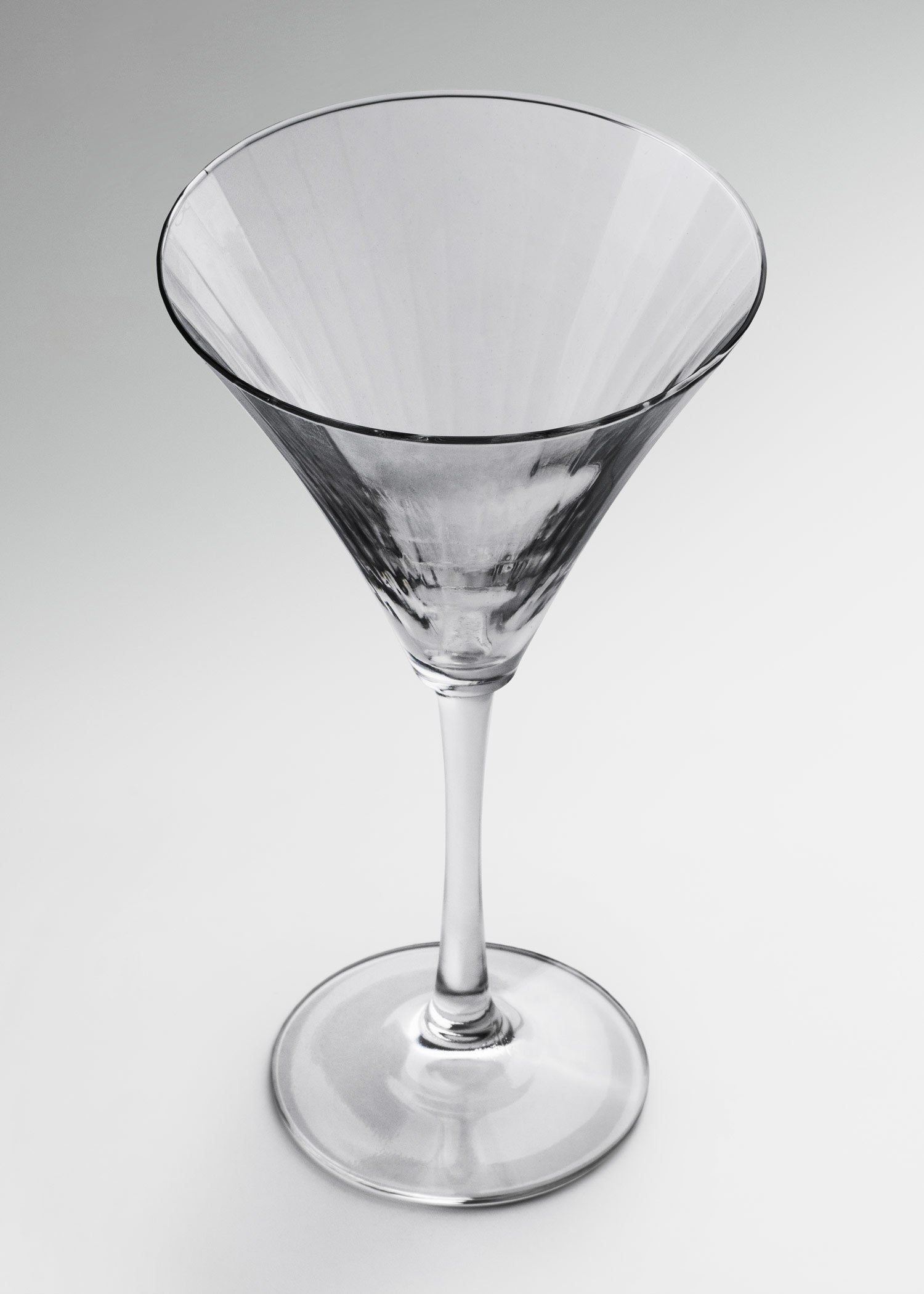 Detalle del cáliz cónico de la copa martini Linear