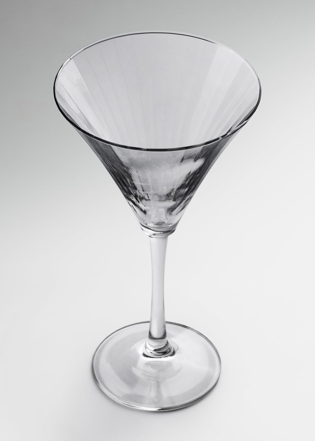 Detalle del cáliz cónico de la copa martini Linear