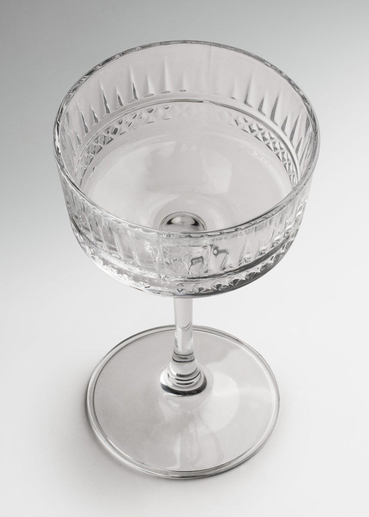 Copa de vidrio tallado para coctelería profesional