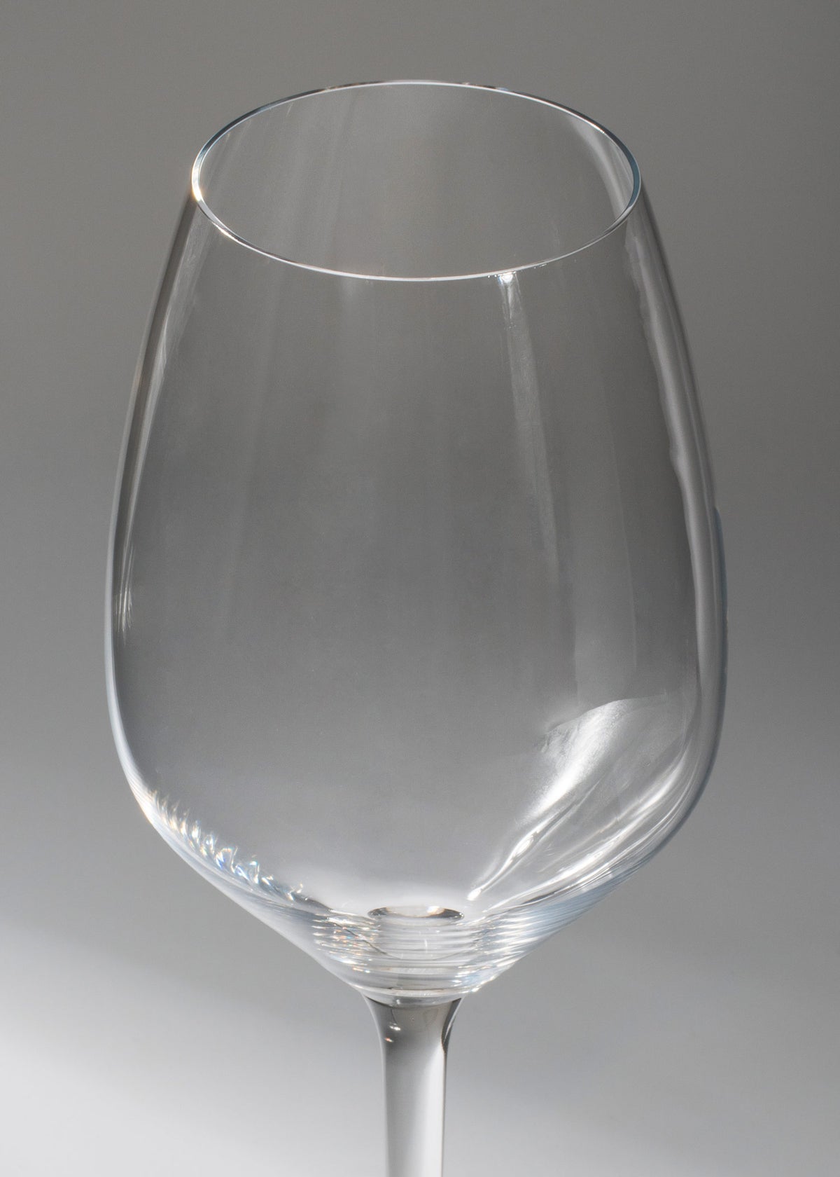 Detalle del cáliz angular liso de la copa Riesling Extreme Riedel.