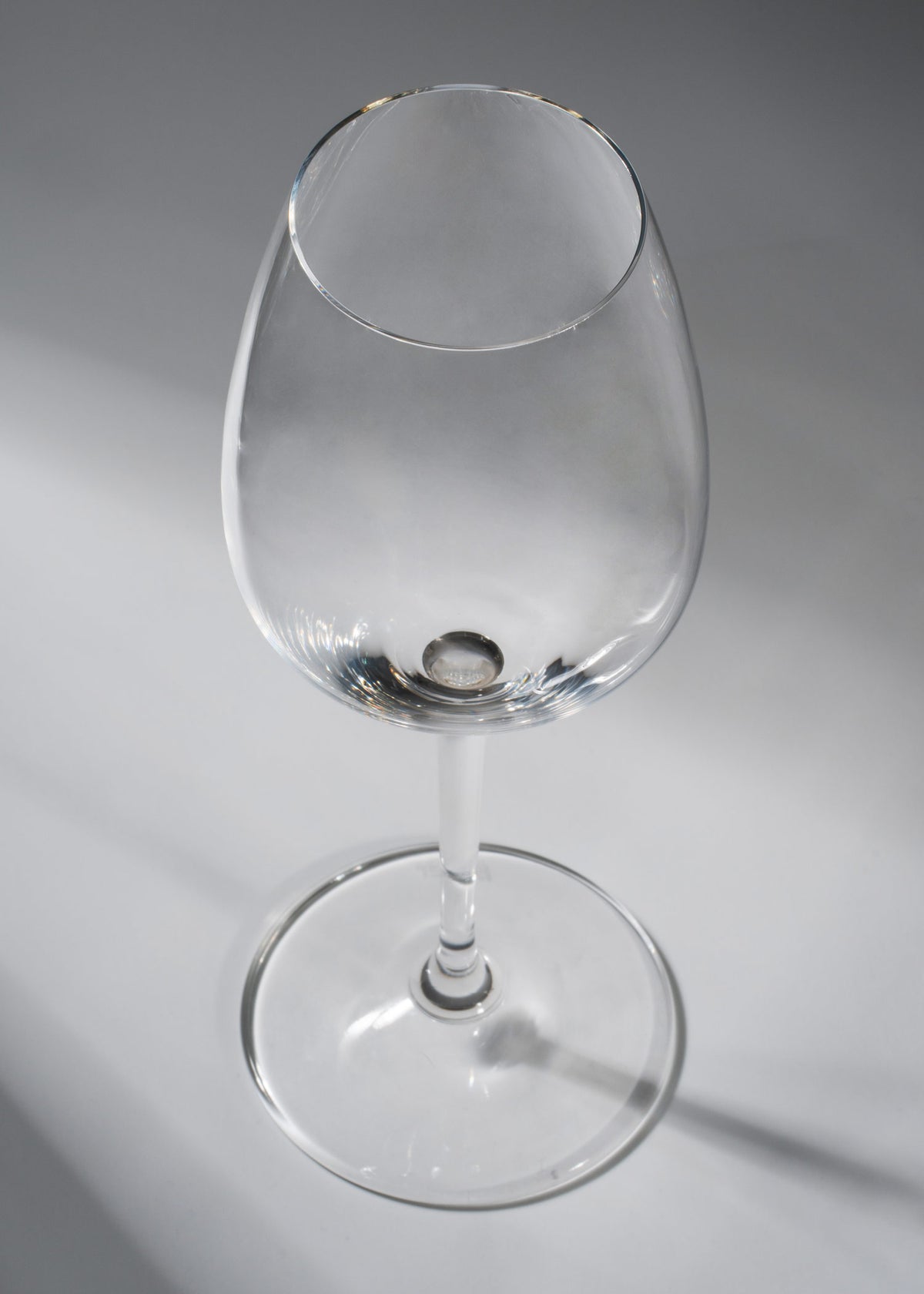 Vista superior de la copa Riesling Extreme Riedel de cristal transparente de 490 ml.