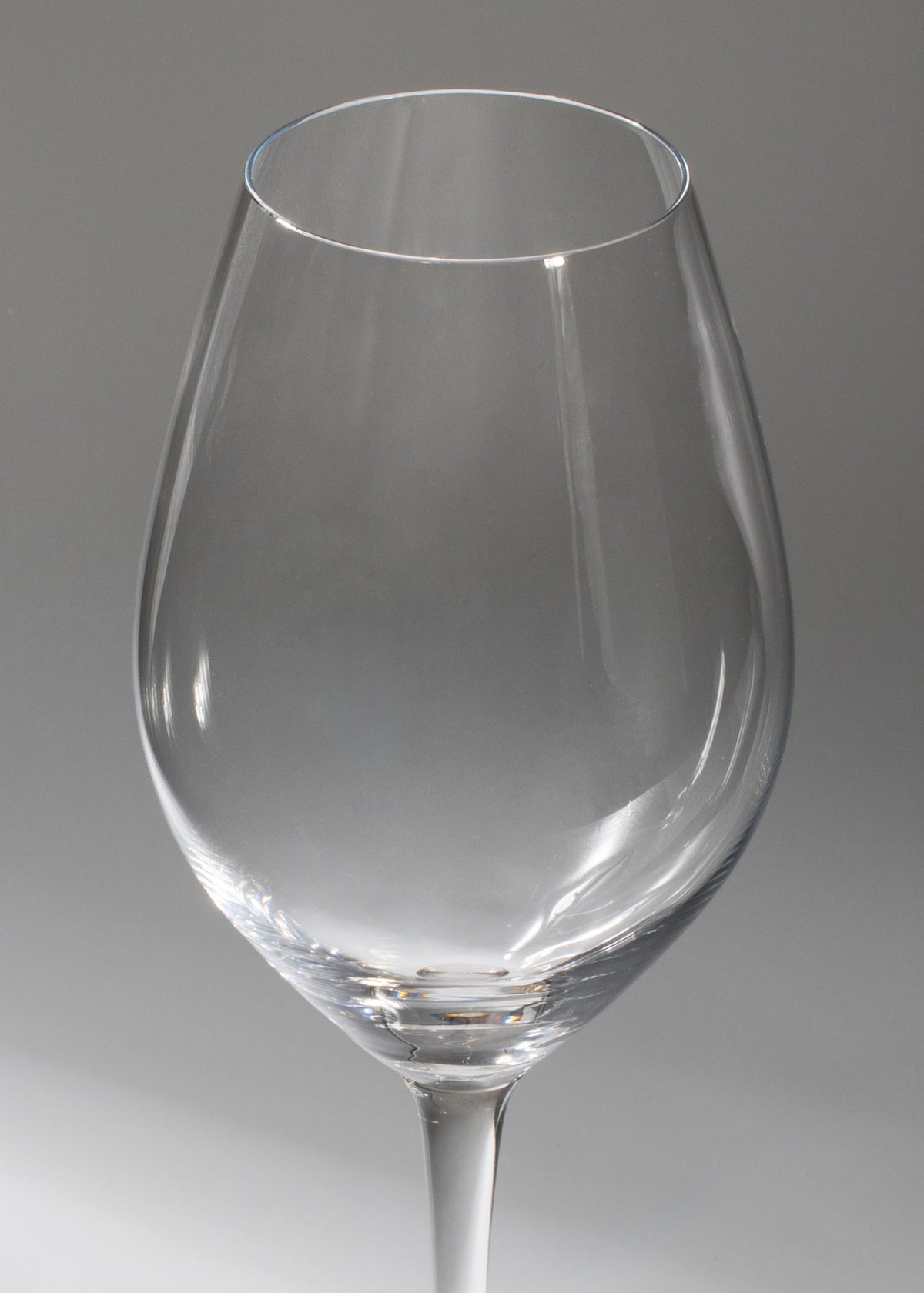 Detalle del cáliz liso de la copa Wine Friendly Riedel para vino blanco y espumosos.