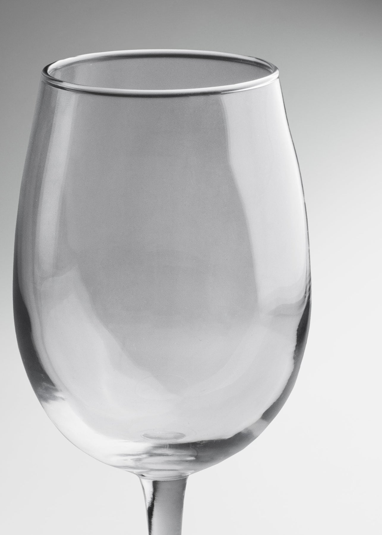 Detalle del corte fino Finedge de la copa para vino blanco