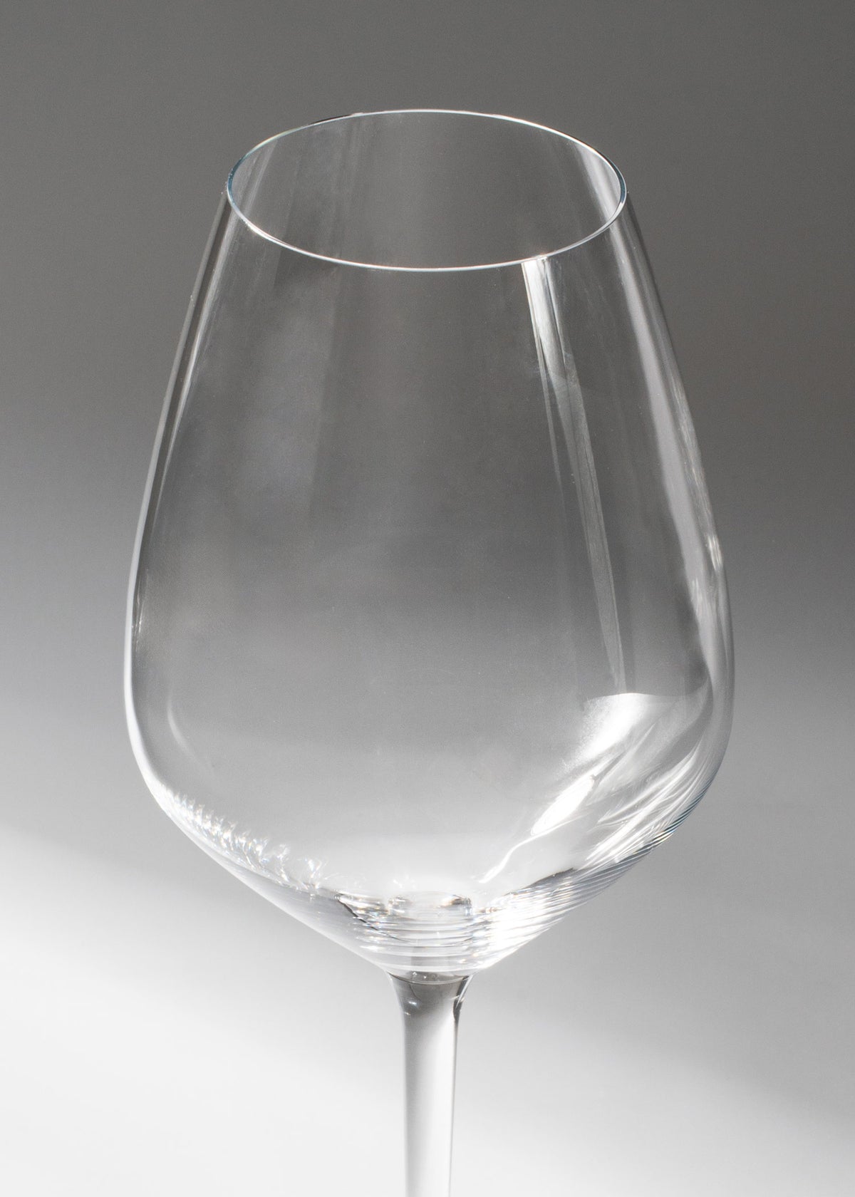 Detalle de la silueta angular del cáliz de la copa Extreme Riedel para vino tinto.