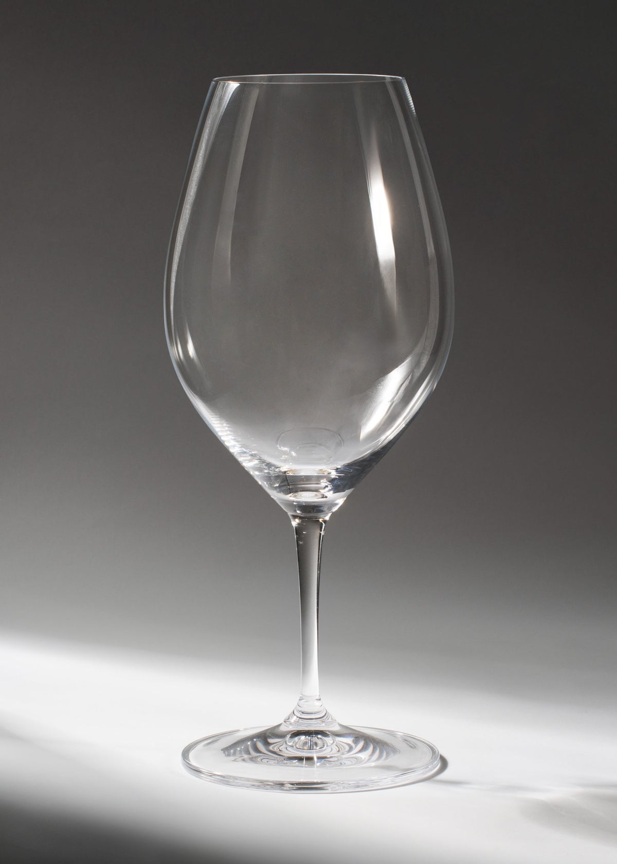 Copa Magnum Wine Friendly Riedel de cristal transparente de 995 ml, vista completa.