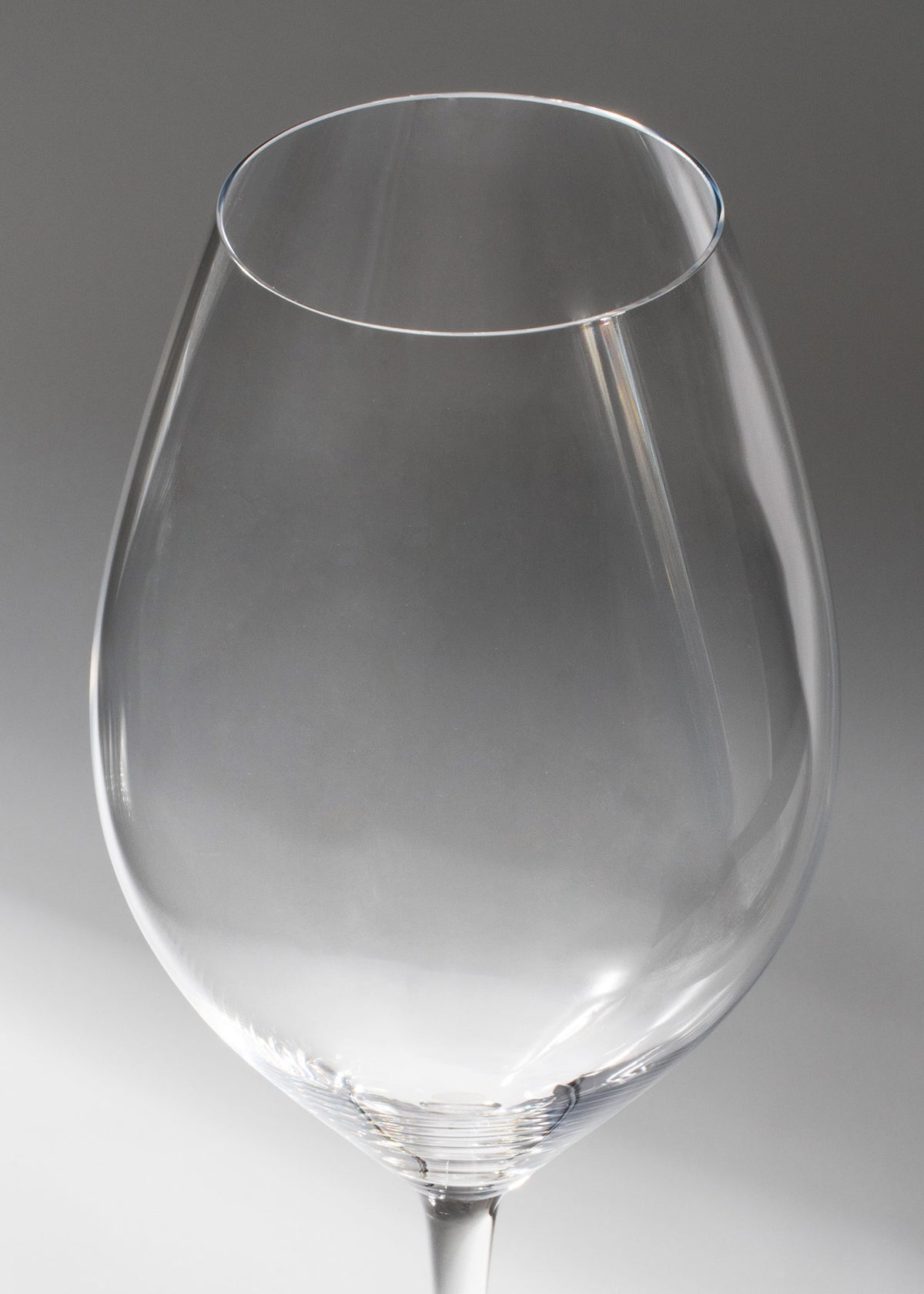 Detalle del cáliz amplio de la copa Magnum Wine Friendly Riedel de cristal.