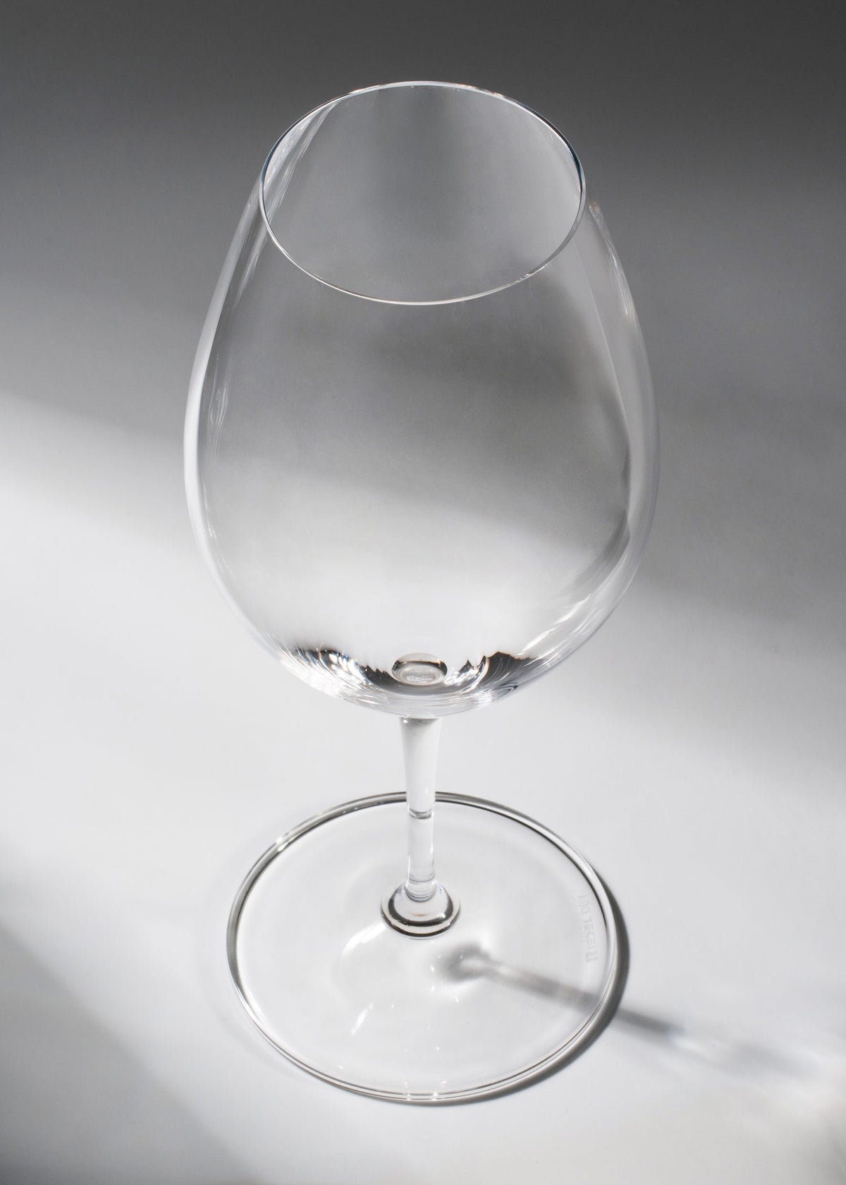 Vista superior de la copa Magnum Wine Friendly Riedel de 995 ml.