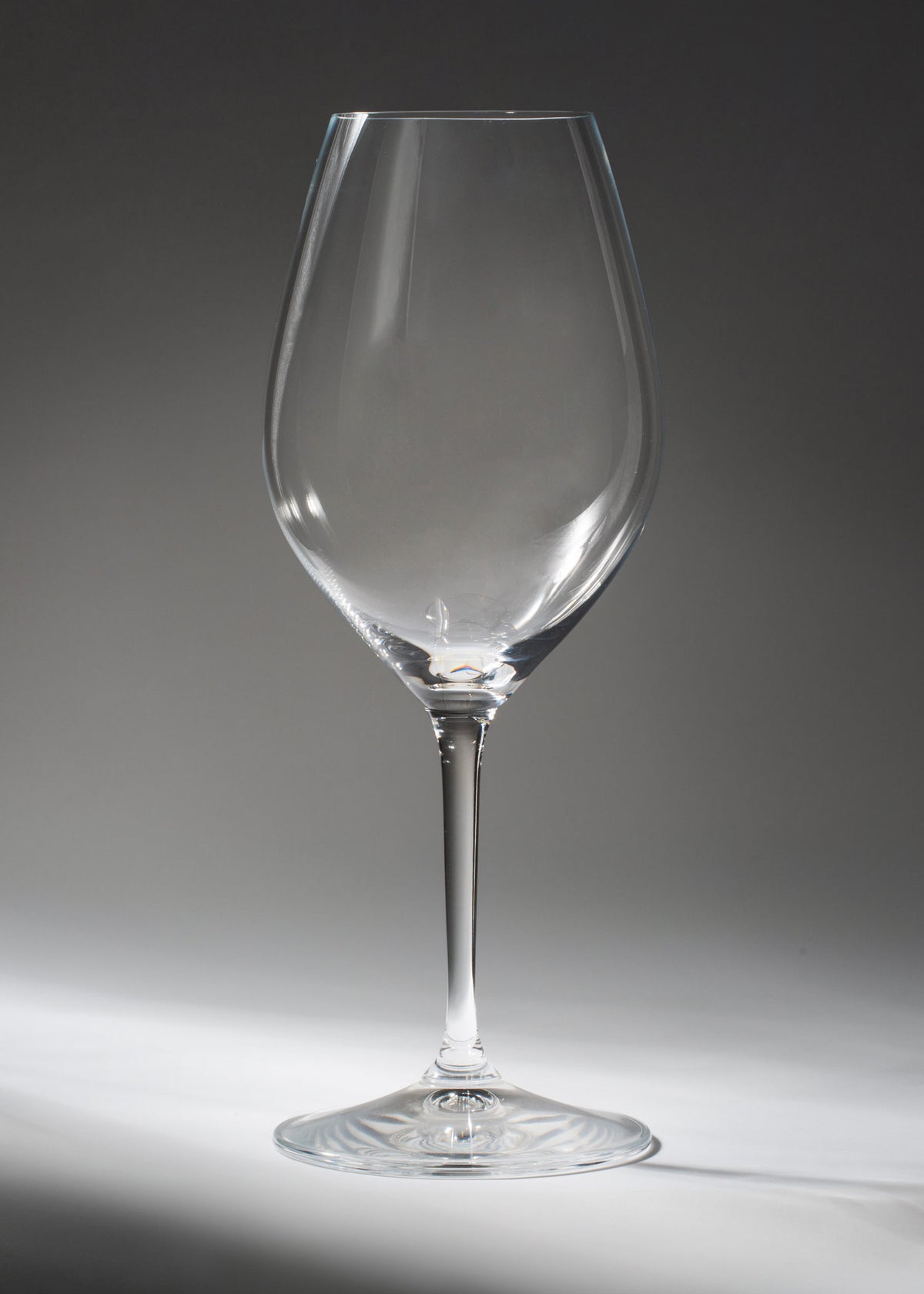 Copa para vino tinto Wine Friendly Riedel de cristal transparente de 667 ml, vista completa.