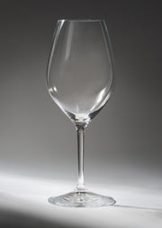 Copa para vino tinto Wine Friendly Riedel de cristal transparente de 667 ml, vista completa.