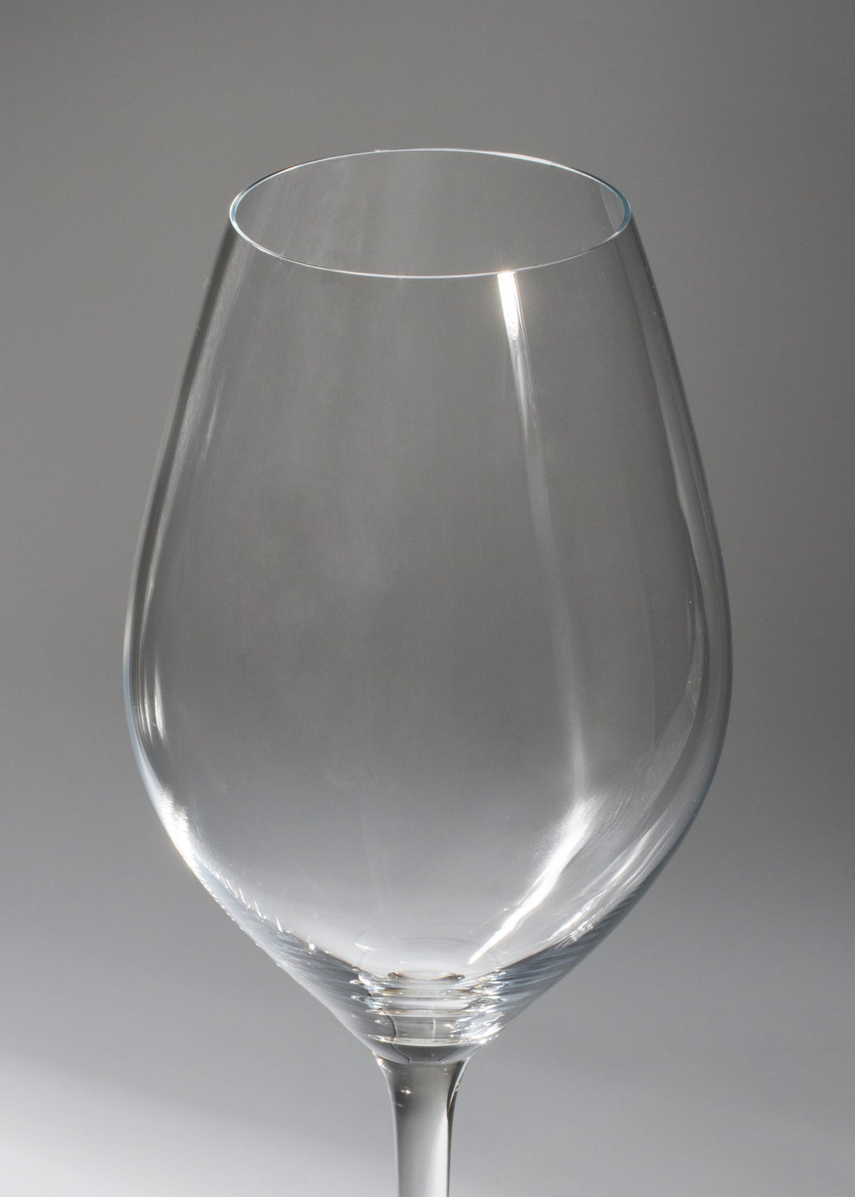 Detalle del cáliz ovoide liso de la copa para vino tinto Wine Friendly Riedel.
