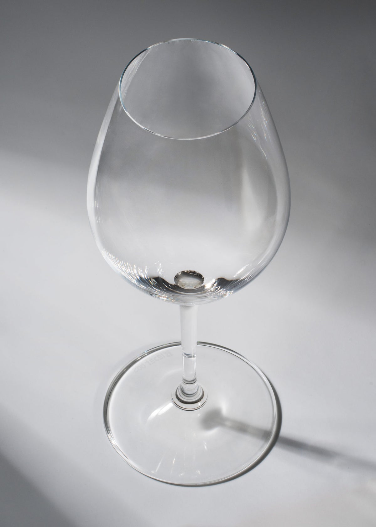 Vista superior de la copa Wine Friendly Riedel de 667 ml y su boca estrecha.