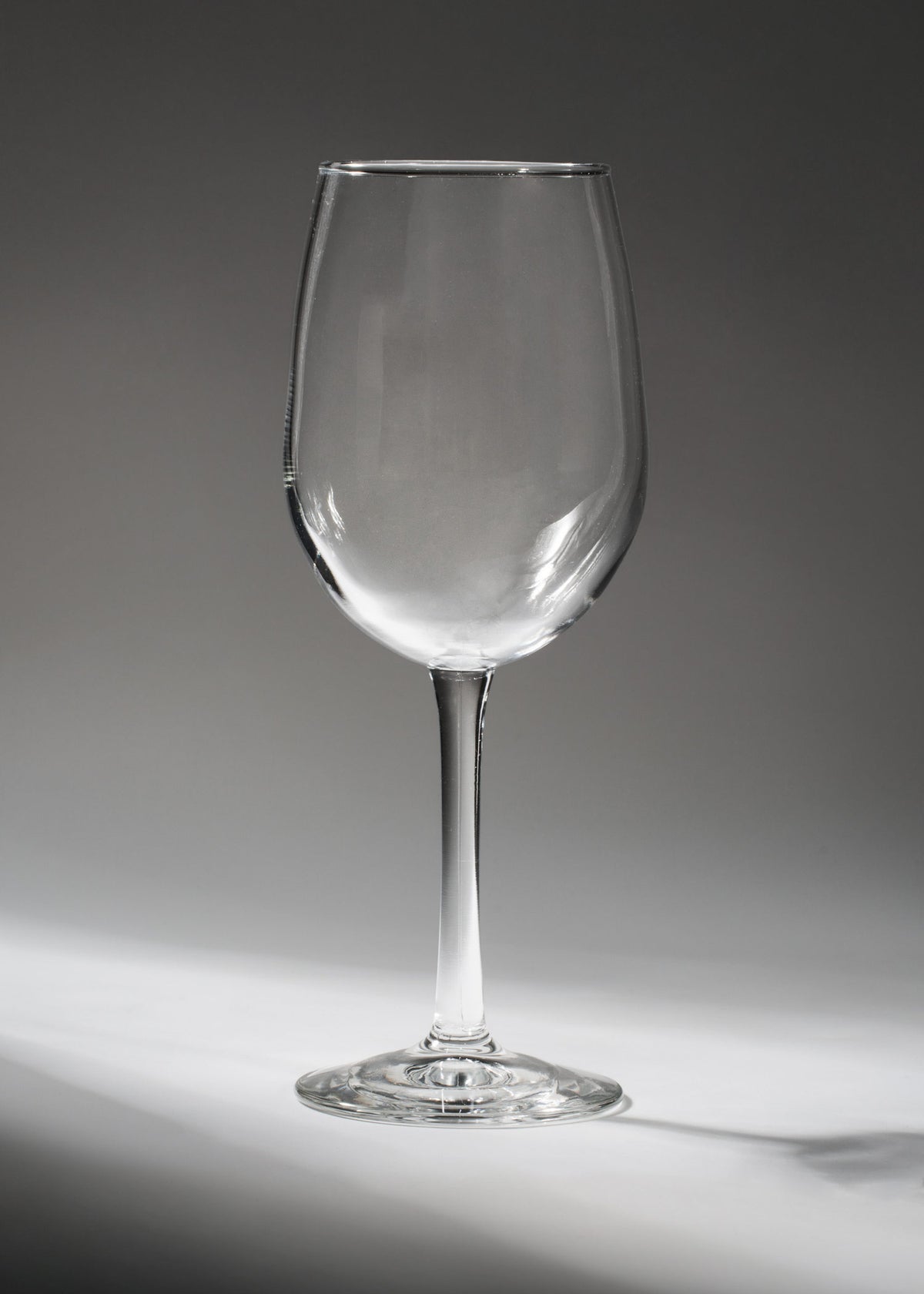 Copa para vino de vidrio transparente con borde fino 310 ml, vista completa.