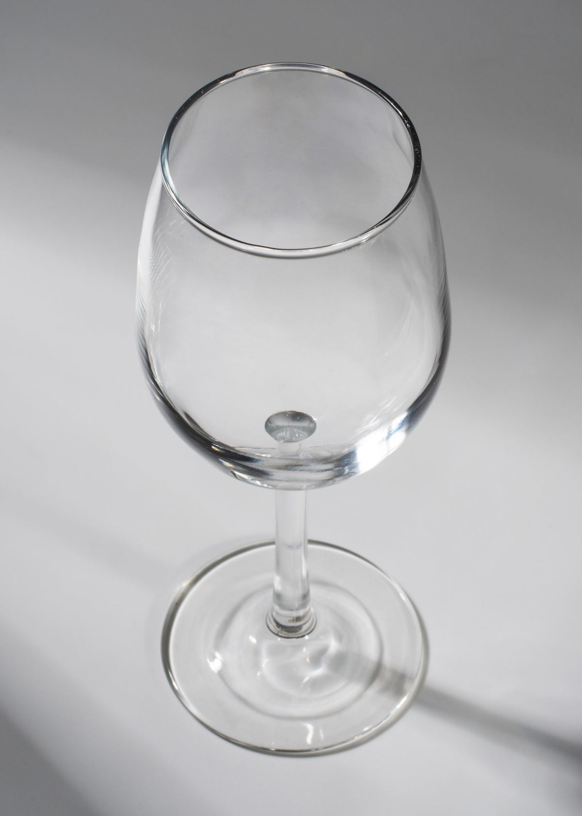Vista superior de copa para vino con tallo delgado y base circular.