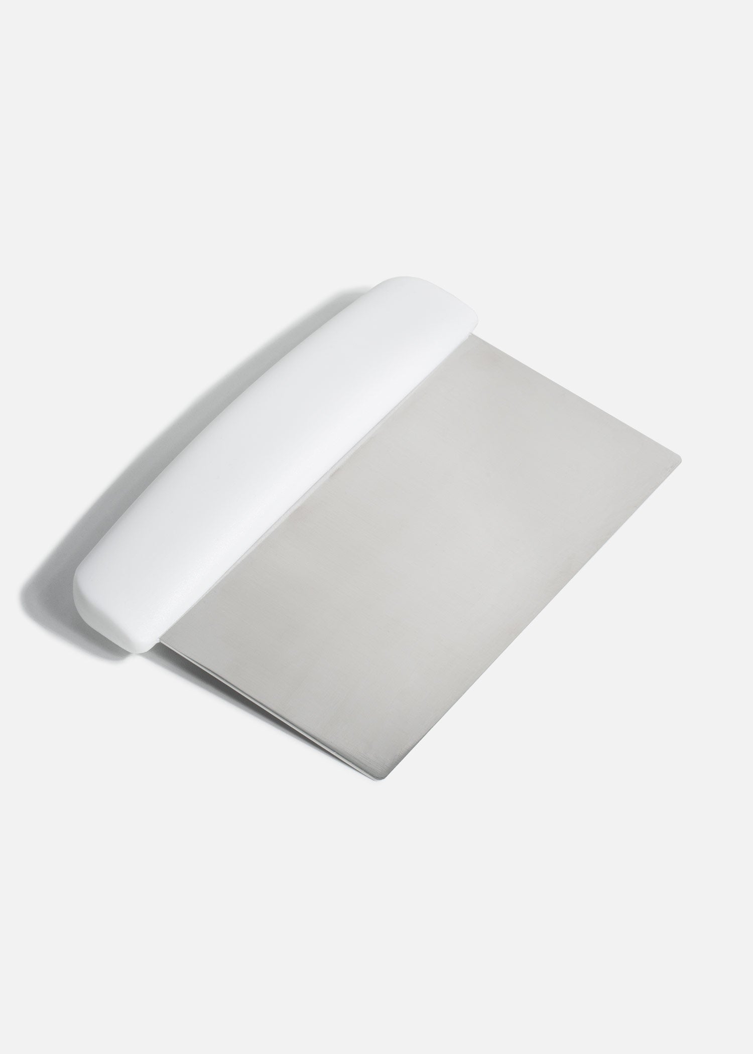 Cortador de masa con mango de plástico blanco 16.5x11.3 cm. Profesional