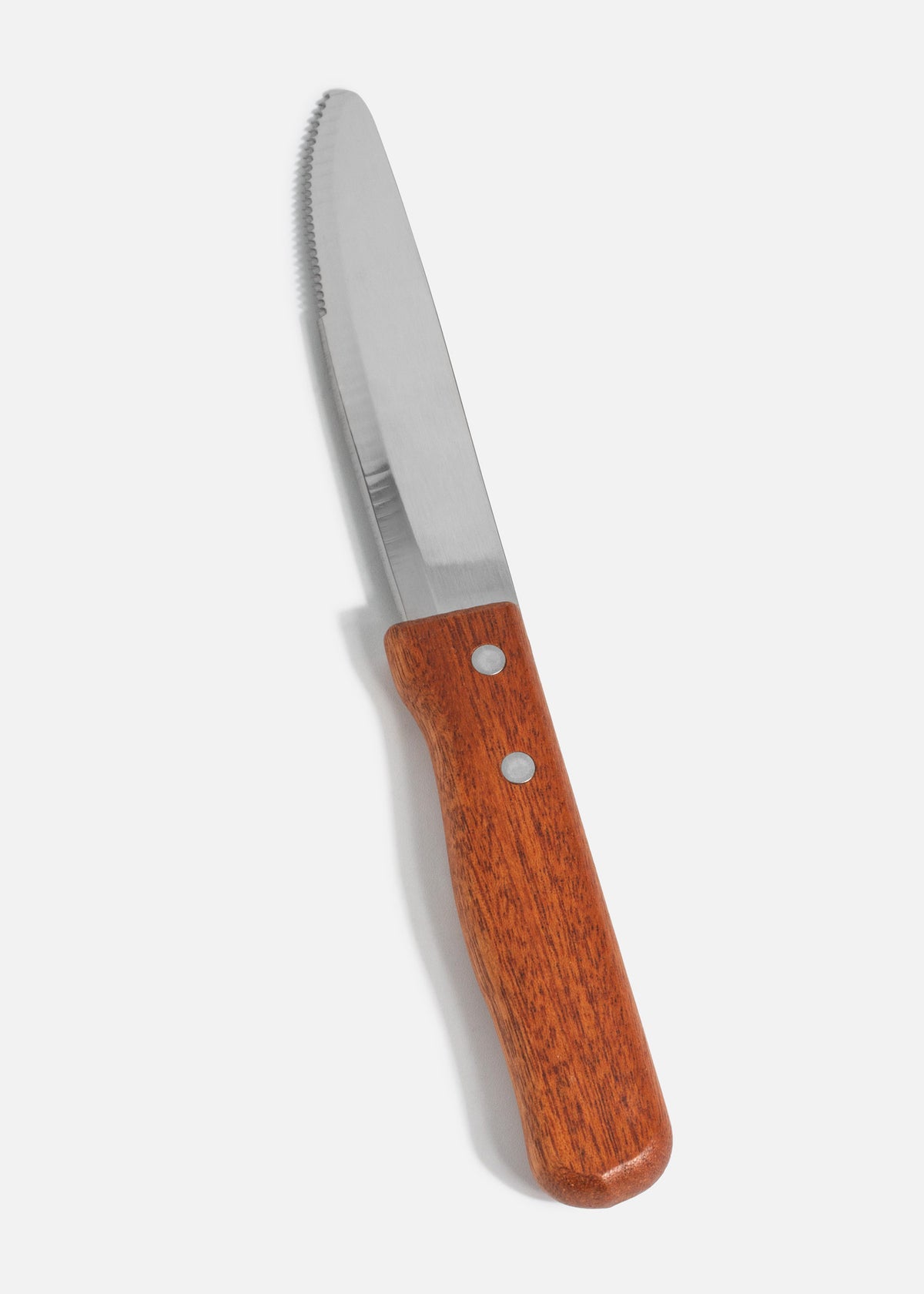 Cuchillo de mesa para carne de acero inoxidable con mango de madera café de 25.5 cm, vista completa.