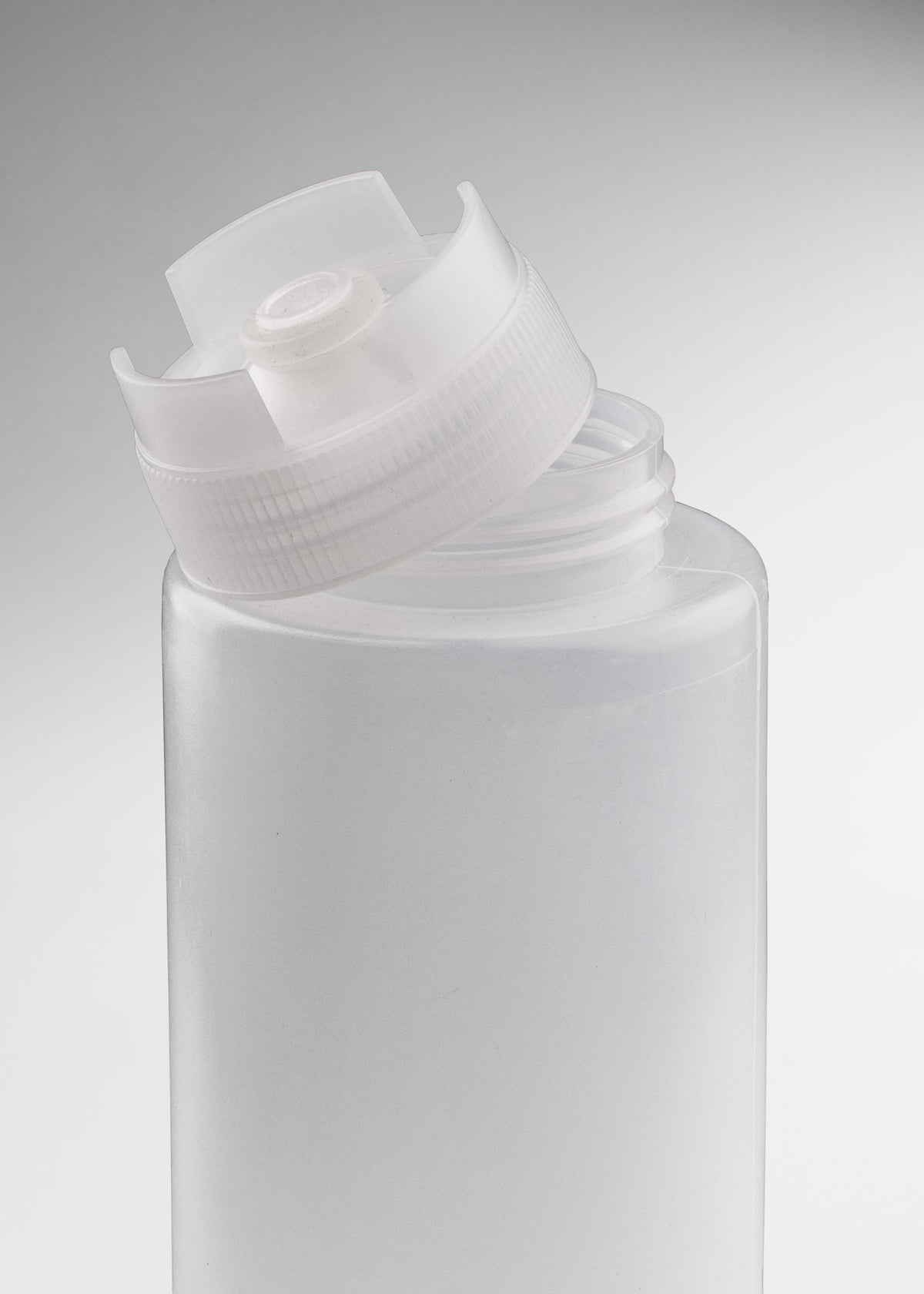 Uso profesional de Dispensador de aderezo con válvula de plástico transparente 24 oz en restaurantes, cafeterias, bares, food trucks, dark kitchens y food service
