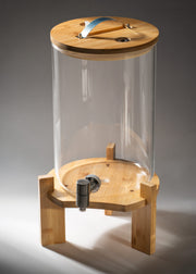 Dispensador transparente de borosilicato de 8 litros con base y tapa de bambú y grifo de acero inoxidable, vista completa.