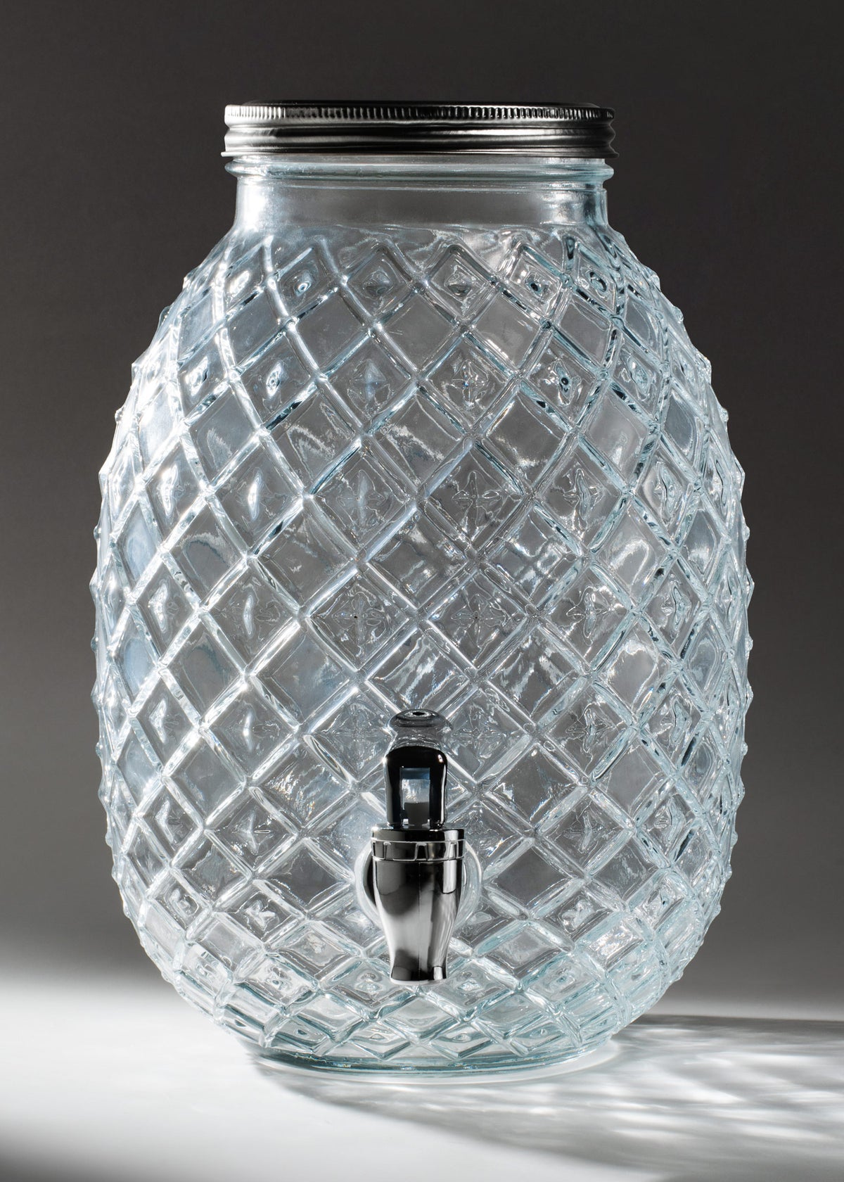 Dispensador Piña de vidrio transparente de 4.5 litros con tapa y llave, vista completa.