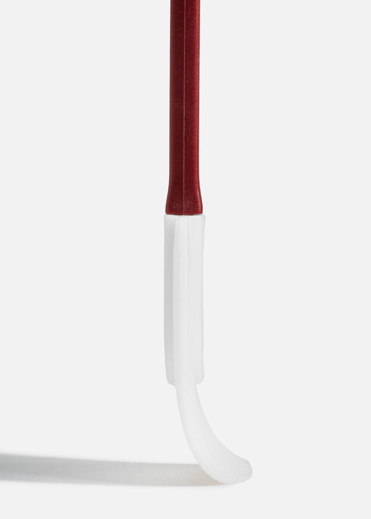 Detalle lateral de la pala de silicón blanco y mango rojo de la espátula miserable de 35.5 cm.