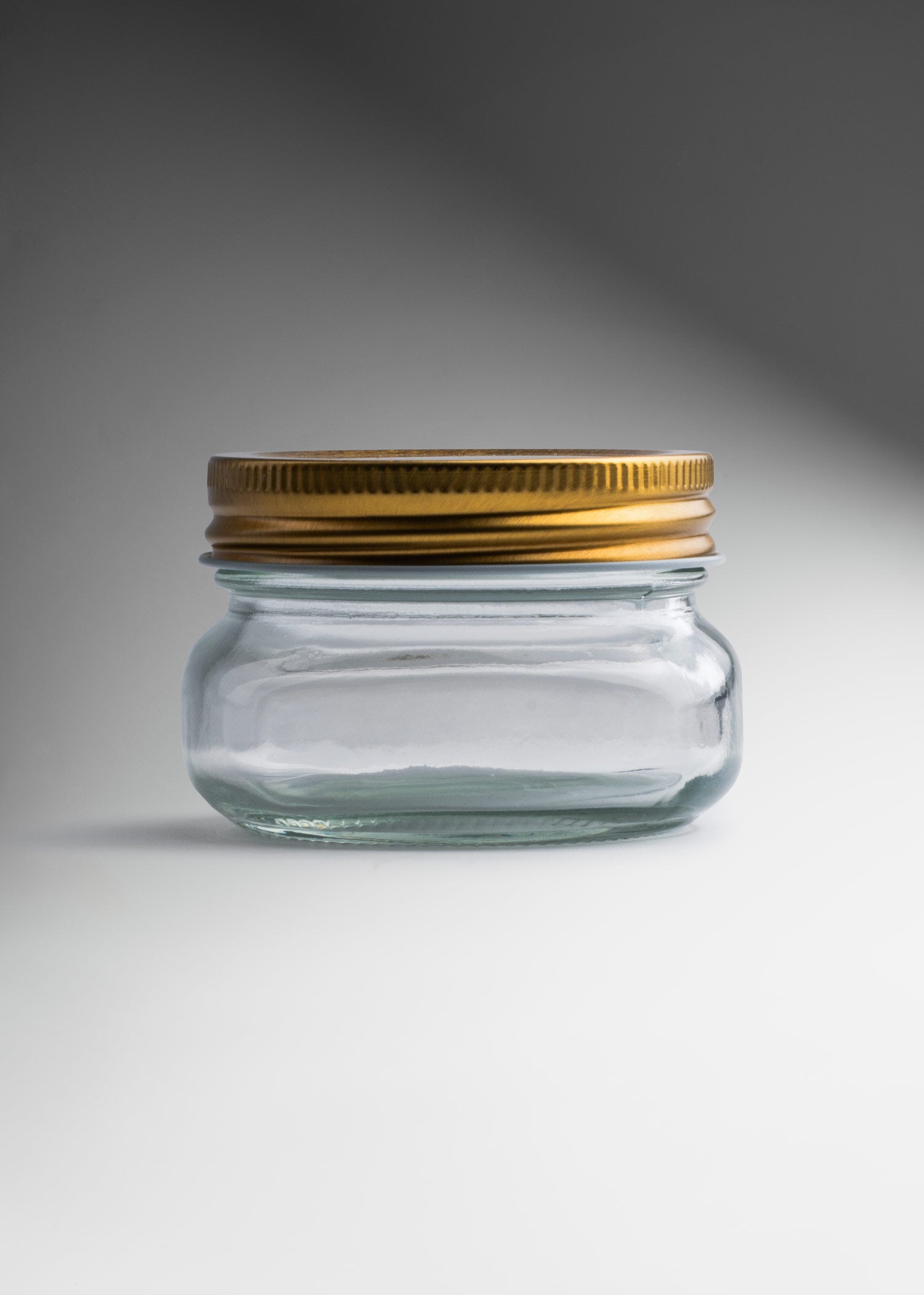 Frasco de vidrio transparente con tapa dorada 150 ml