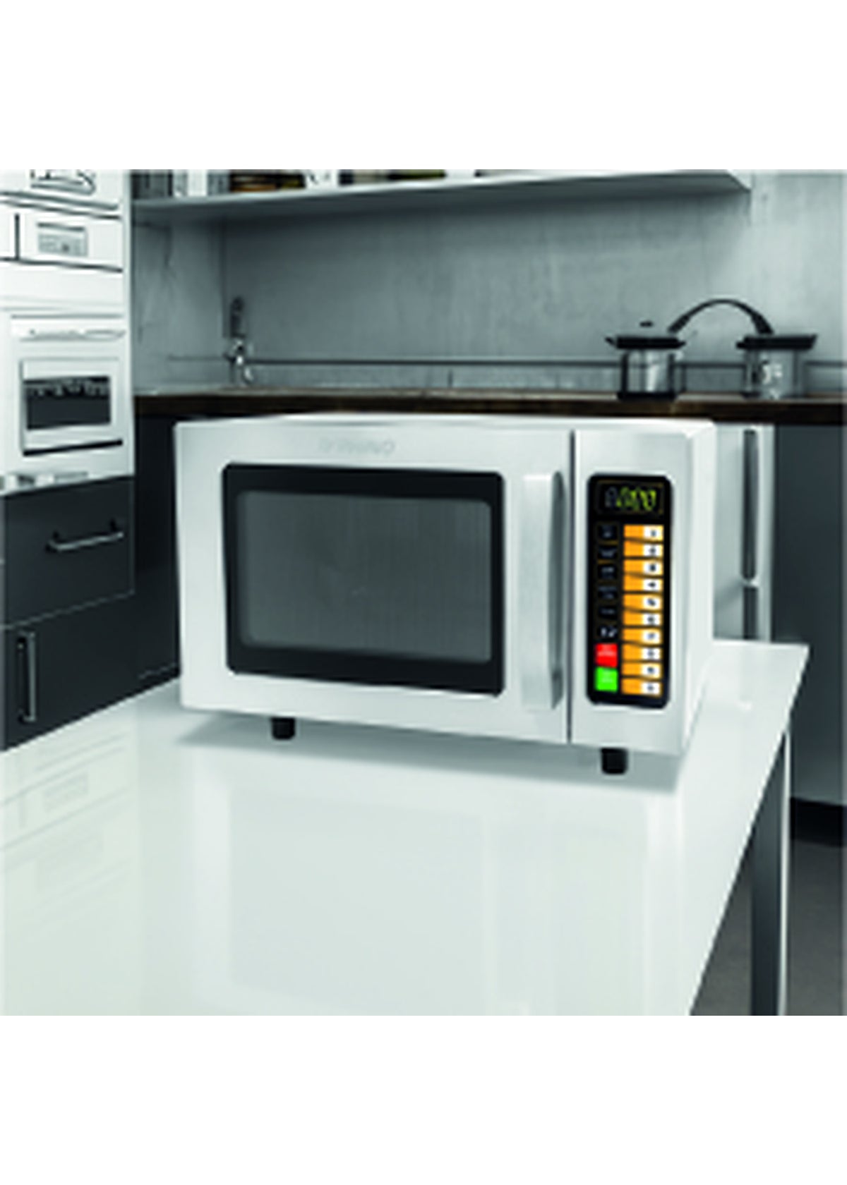 Microondas digital instalado sobre una mesa de cocina — Rhino HOMIC-09D