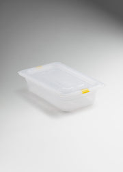 Inserto Gastronorm de un cuarto de polipropileno transparente con tapa, vista completa.