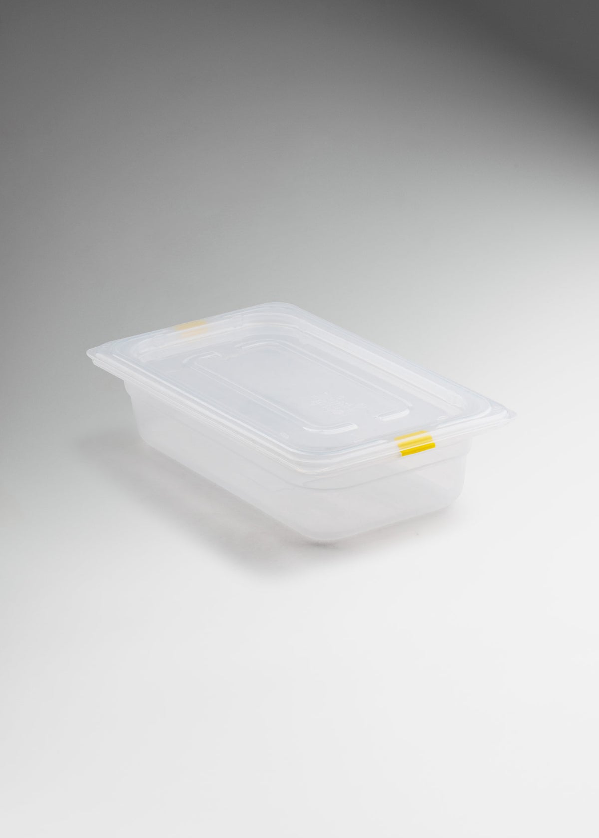 Inserto Gastronorm de un cuarto de polipropileno transparente con tapa, vista completa.