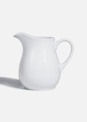 Jarra lechera de porcelana blanca con asa y pico vertedor 1.3 L, vista completa.