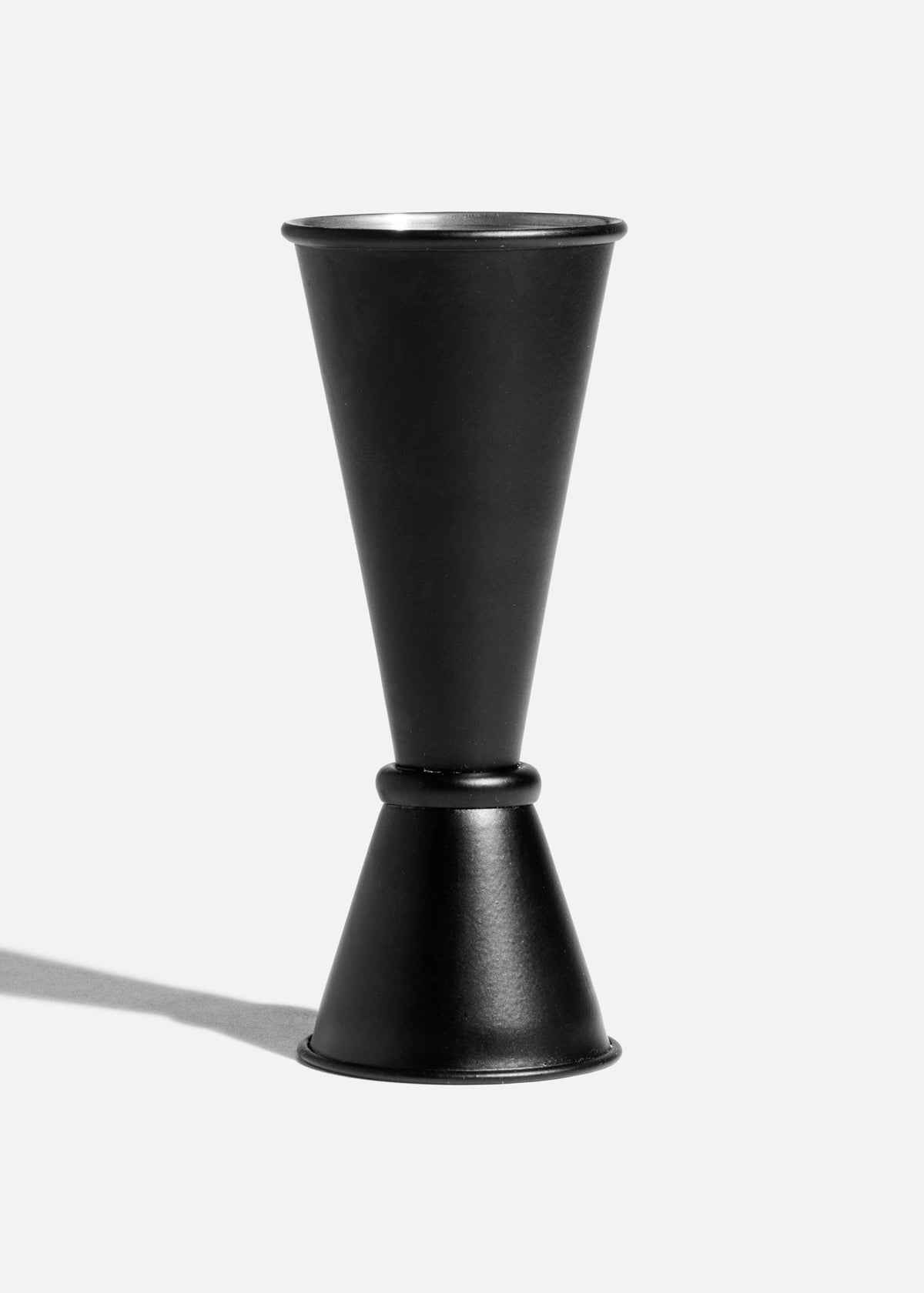 Jigger japonés de acero inoxidable negro de 1 x 2 oz, vista completa.
