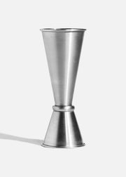 Jigger japonés doble de acero inoxidable plata de 1 x 2 oz, vista completa.
