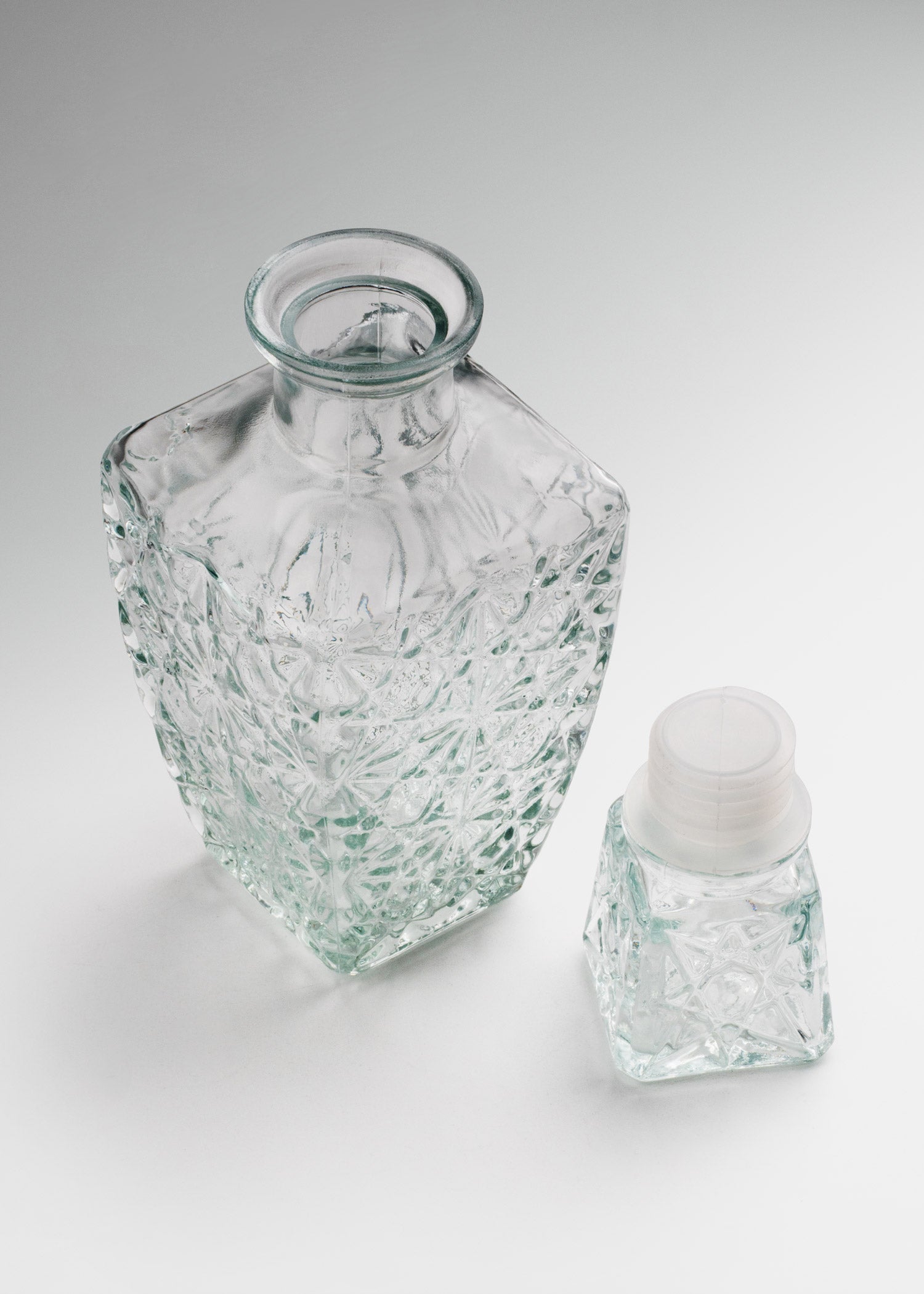 encuentra licorera de vidrio maha