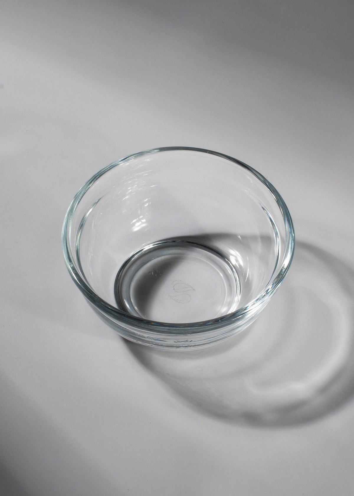 Vista superior de mini bowl de vidrio transparente de 73 ml.
