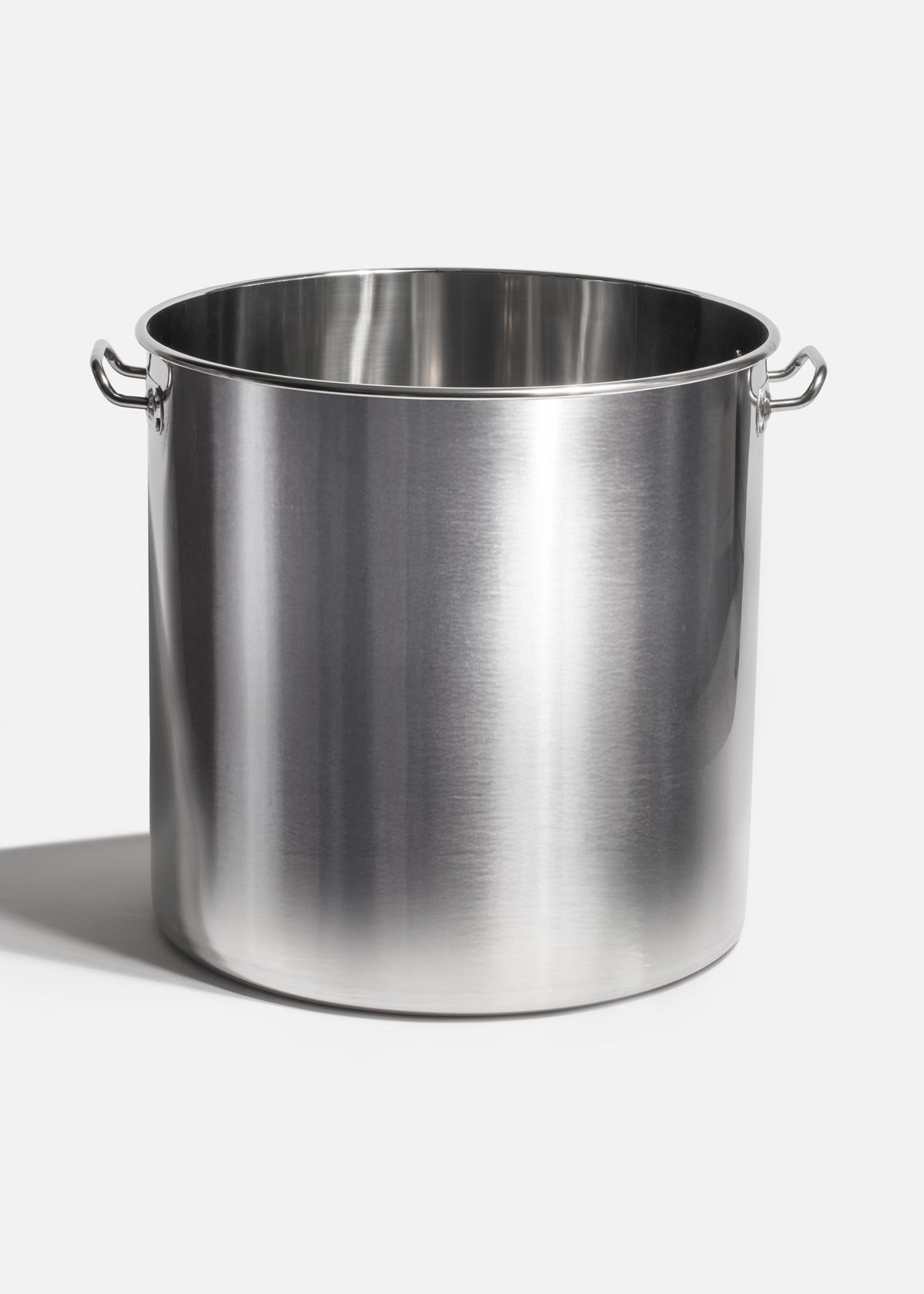 Olla de acero inoxidable plata con tapa 98 L — imagen de producto