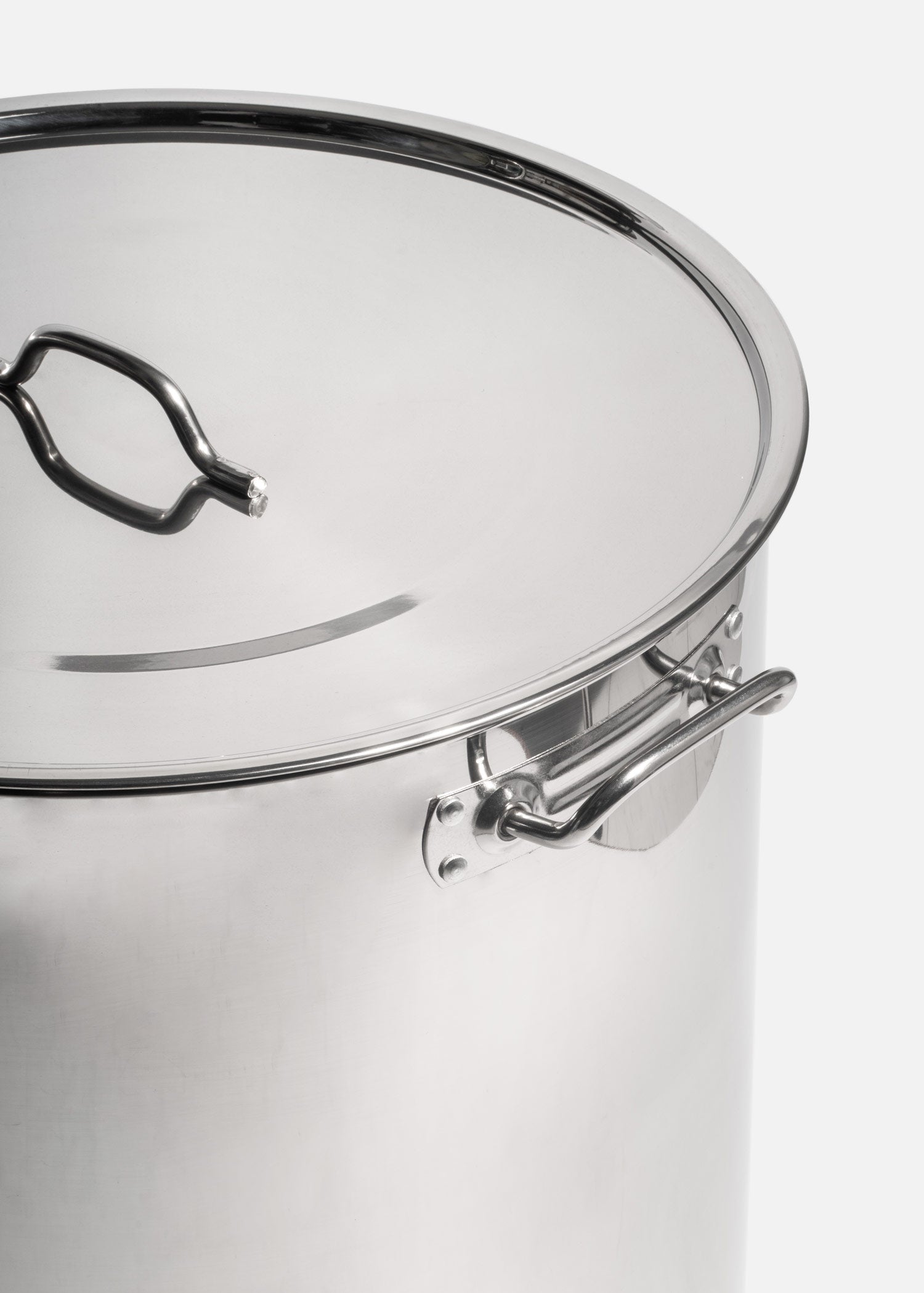 encuentra olla con tapa maha