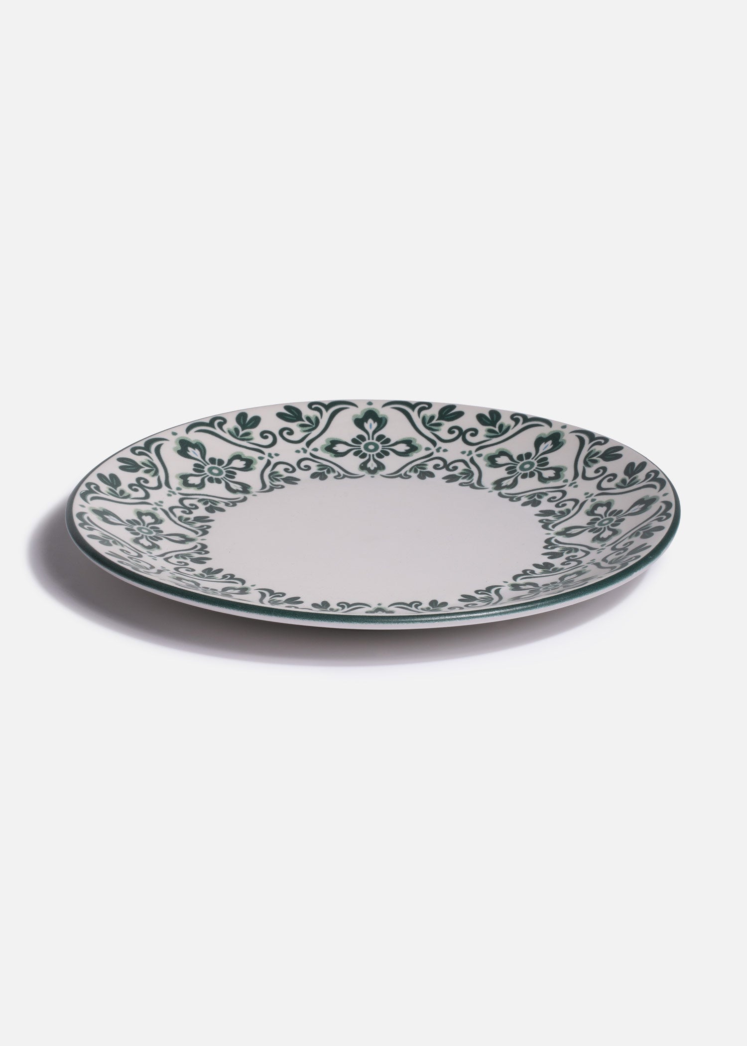 Plato de cerámica blanco con decoración ornamental verde