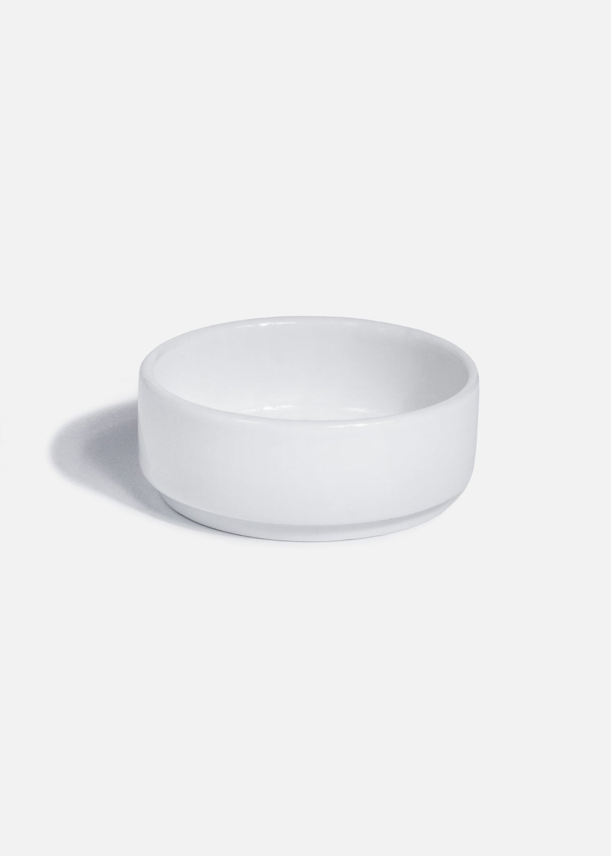 Platito para salsas de porcelana blanca de 7 cm y 50 ml, vista completa.