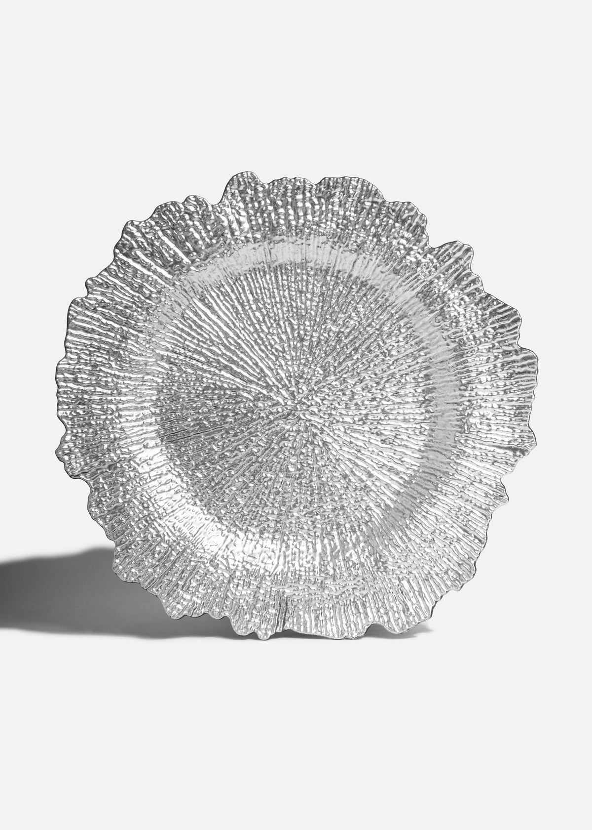 Plato base Atena de polipropileno color plata de 30.5 cm, vista completa del relieve y borde ondulado.