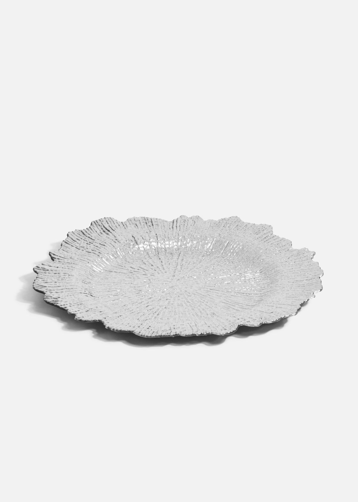 Plato base Atena plata visto en ángulo para mostrar su superficie con relieve.