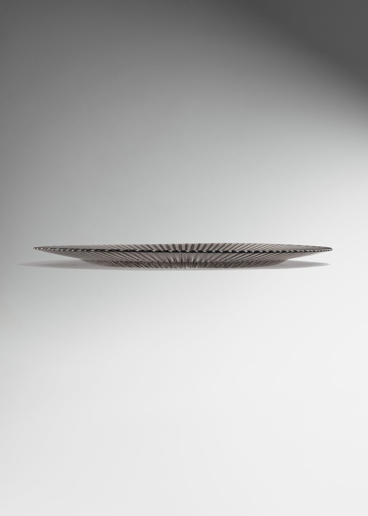 encuentra bajo plato maha