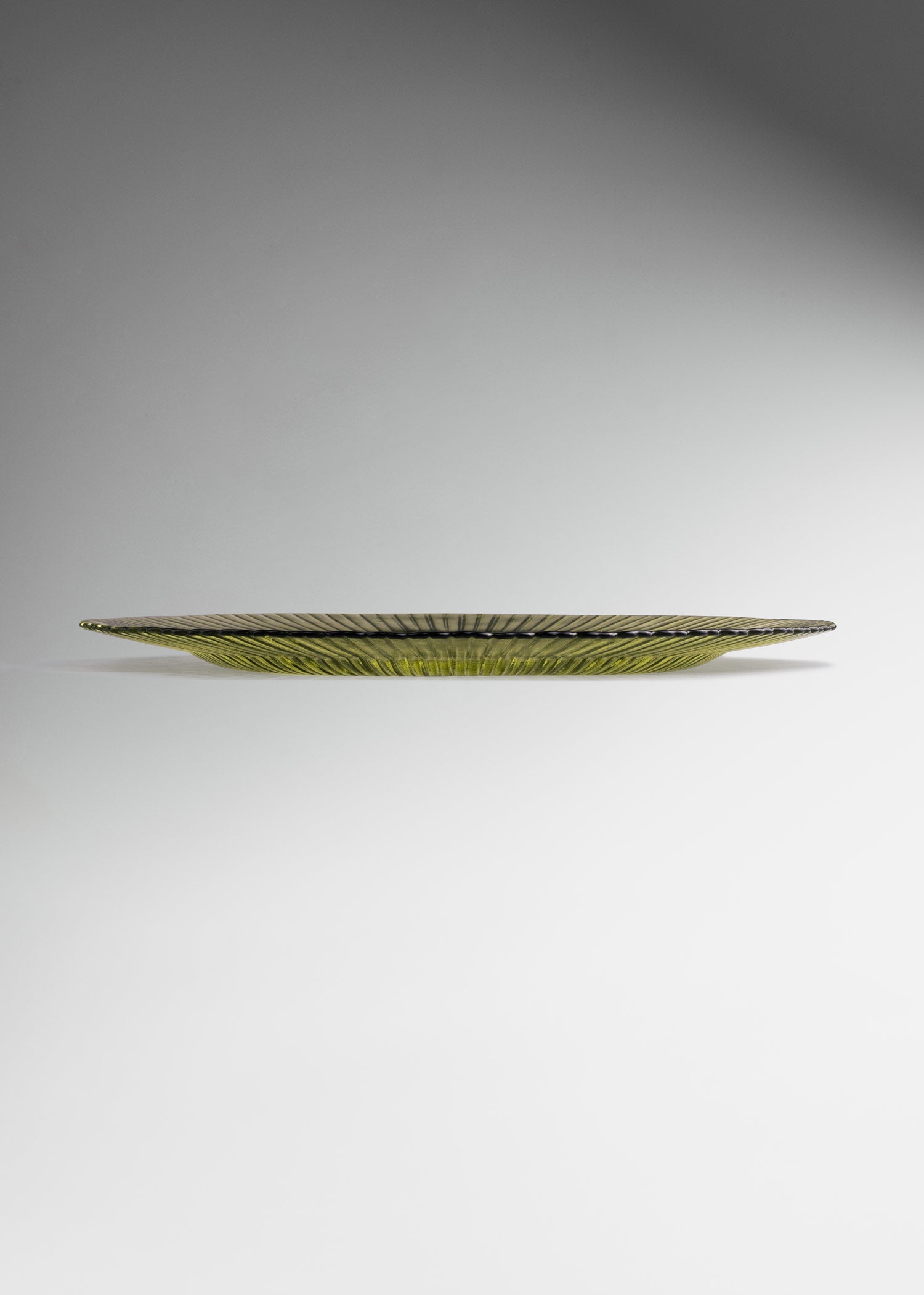 Plato base de vidrio con rayas verde olivo Karan Ø 32.5 cm
