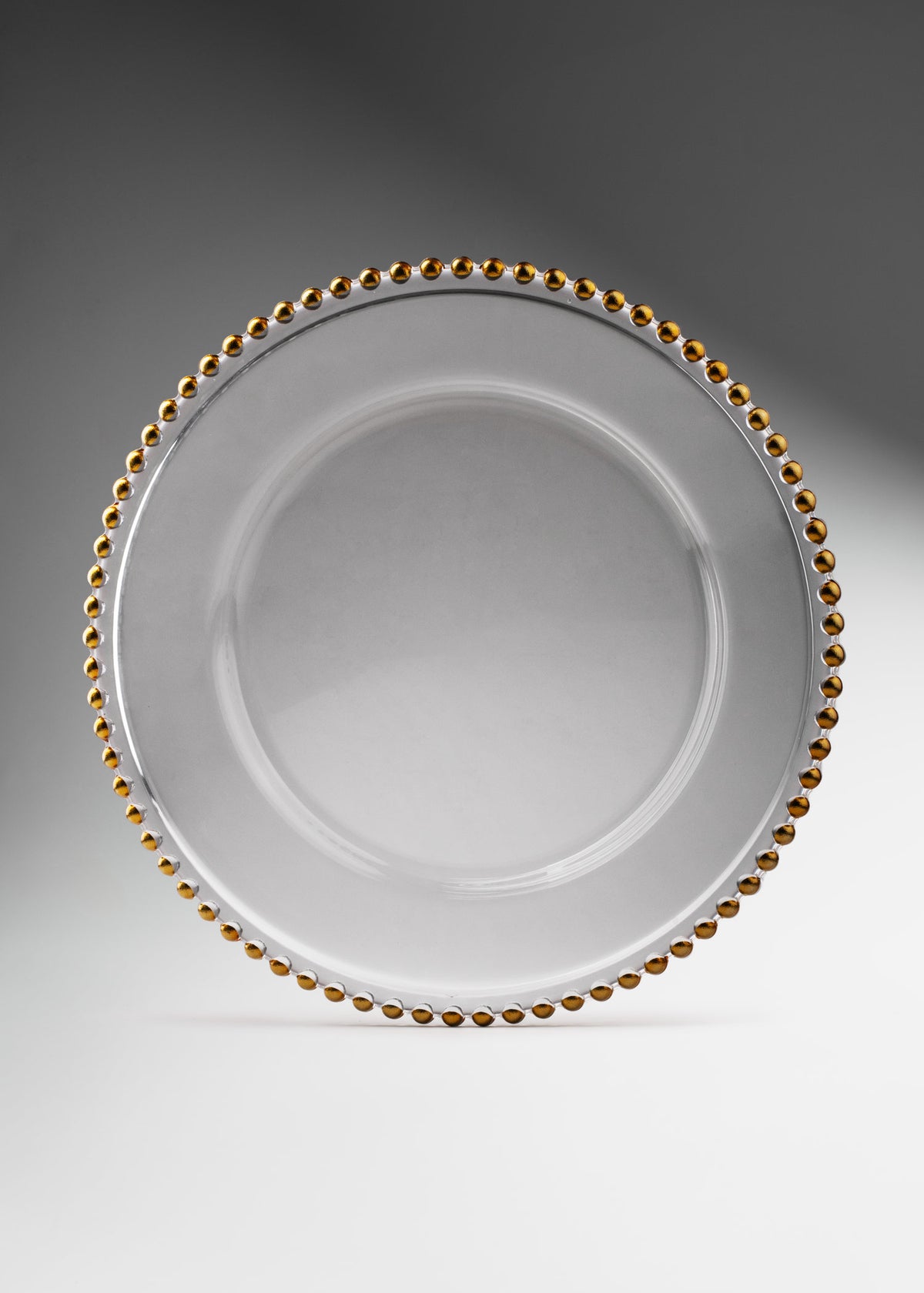 Plato base de vidrio transparente con filo dorado Perla Ø 21 cm para banquetes, hoteles, restaurantes, bodas y eventos