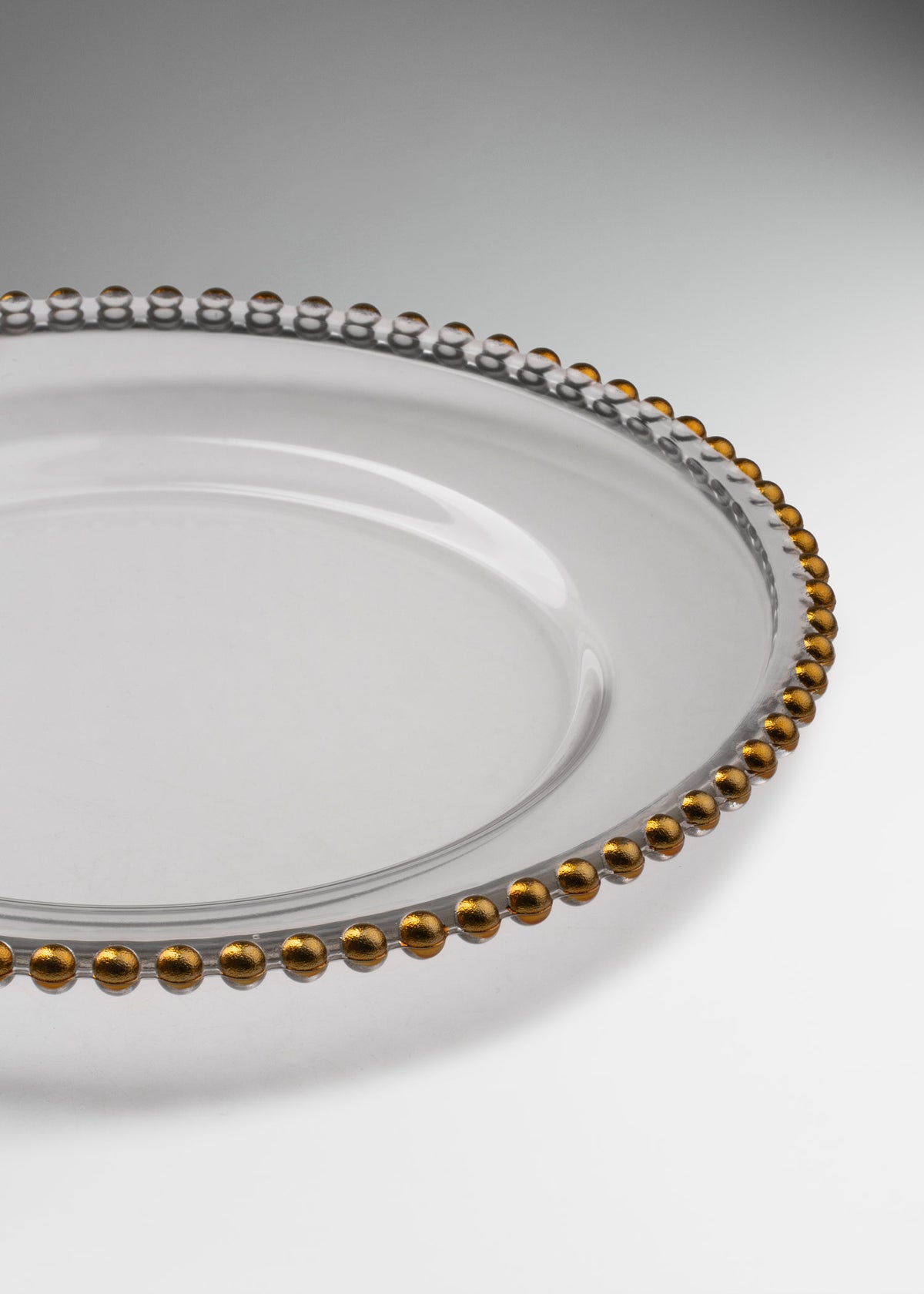Uso profesional de Plato base de vidrio transparente con filo dorado Perla Ø 21 cm en banquetes, hoteles, restaurantes, bodas y eventos