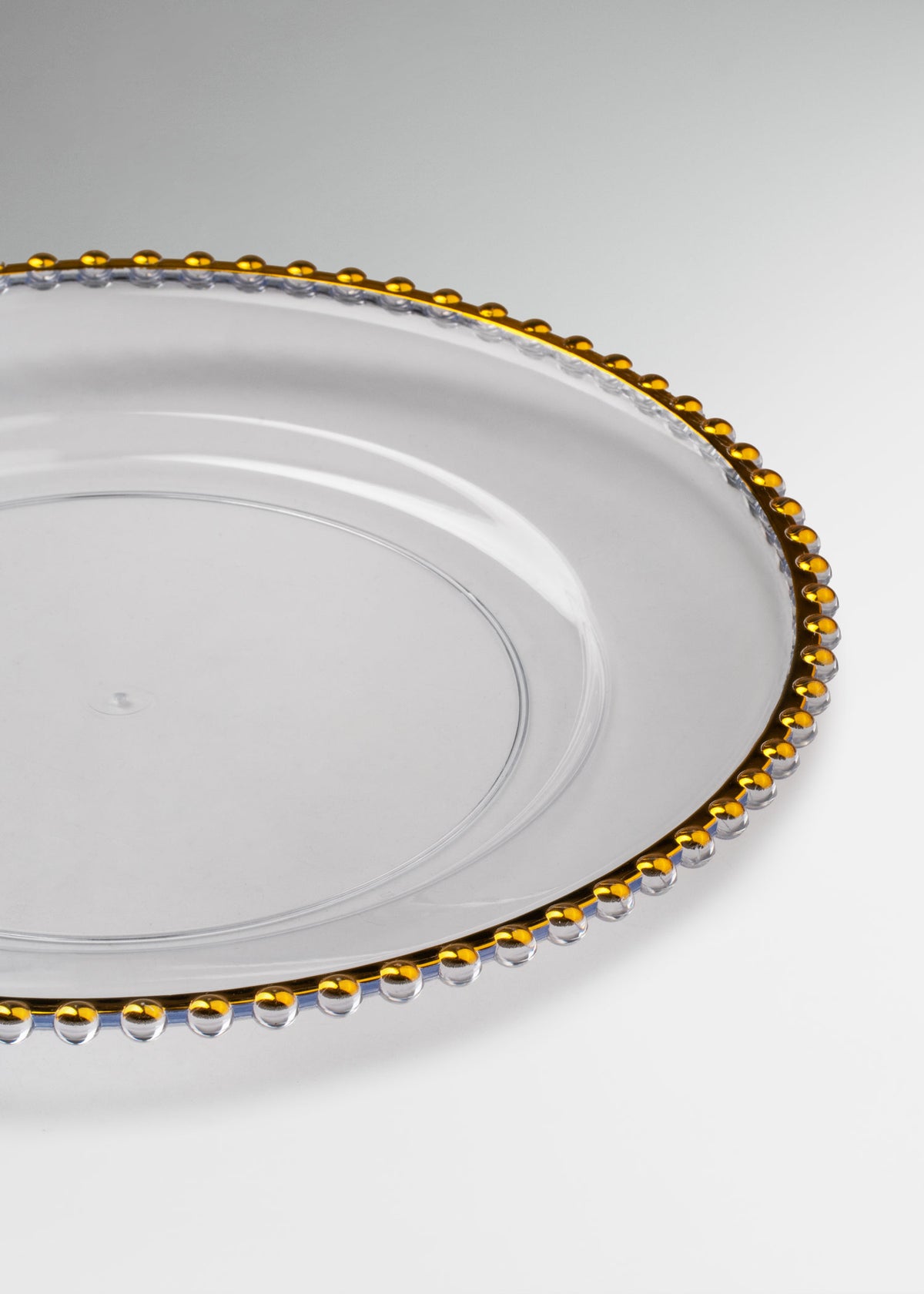 Uso profesional de Plato base de vidrio transparente con filo dorado Perla Ø 32 cm en banquetes, hoteles, restaurantes, bodas y eventos
