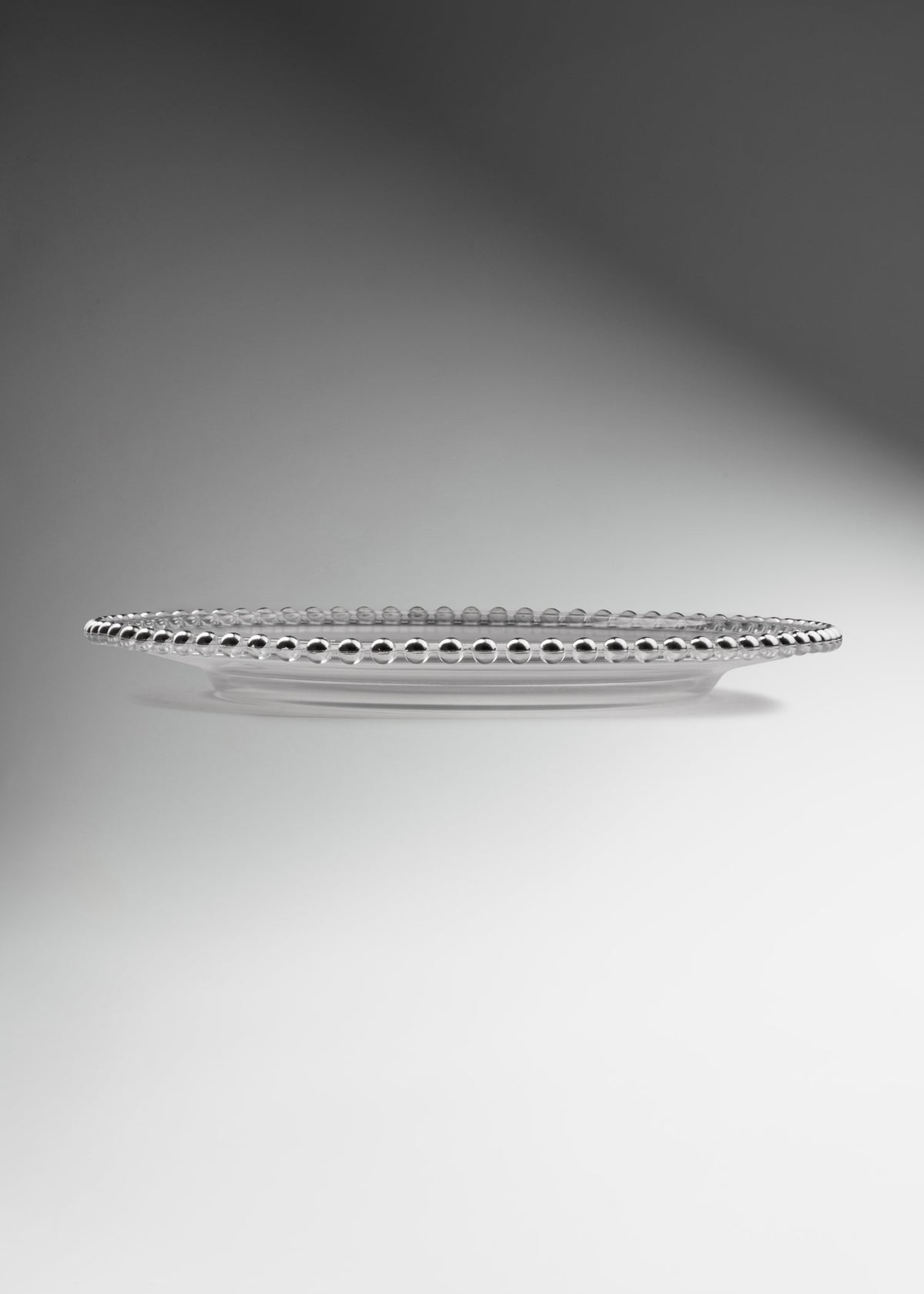 Uso profesional de Plato base de vidrio transparente con filo plata Perla Ø 21 cm en banquetes, hoteles, restaurantes, bodas y eventos
