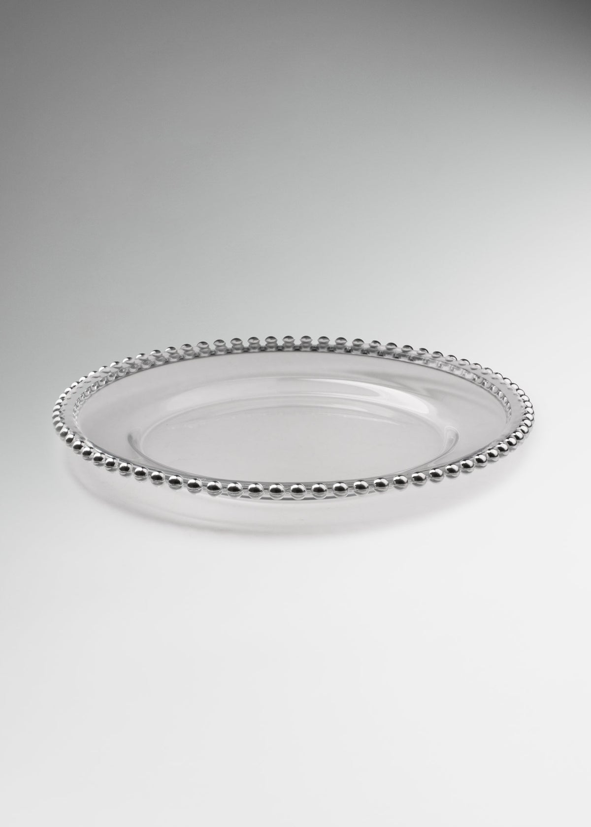 Uso profesional de Plato base de vidrio transparente con filo plata Perla Ø 21 cm en banquetes, hoteles, restaurantes, bodas y eventos