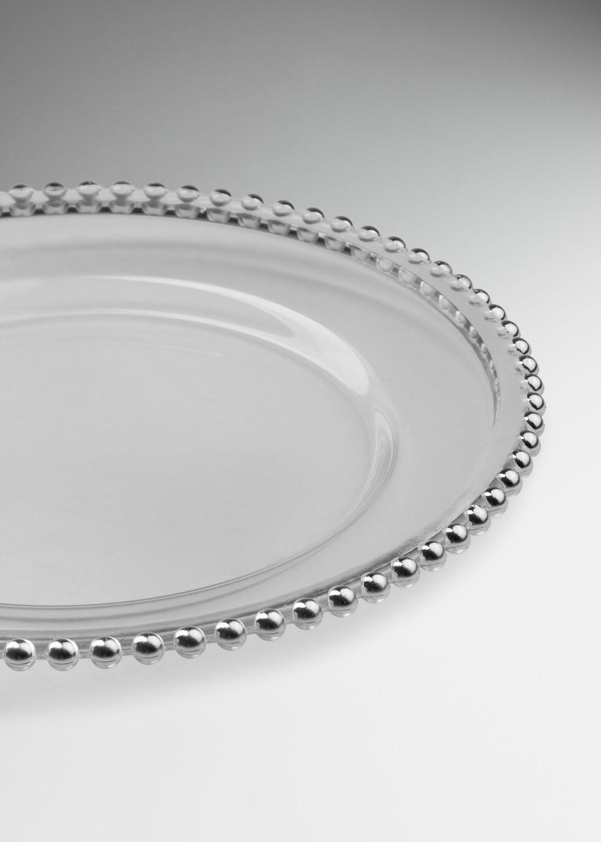 Uso profesional de Plato base de vidrio transparente con filo plata Perla Ø 21 cm en banquetes, hoteles, restaurantes, bodas y eventos