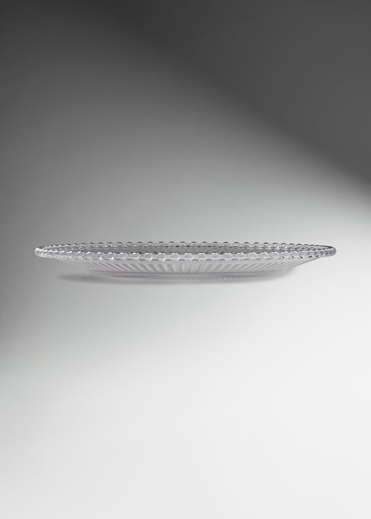 Uso profesional de Plato base de vidrio transparente con filo plata Perla Ø 32 cm en banquetes, hoteles, restaurantes, bodas y eventos