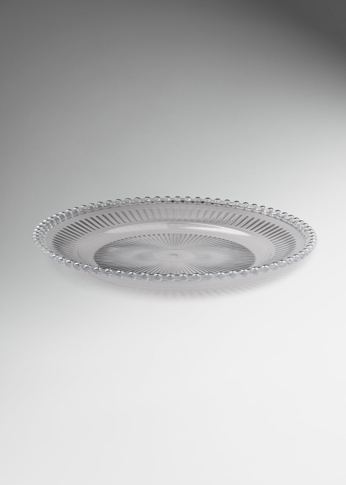 Uso profesional de Plato base de vidrio transparente con filo plata Perla Ø 32 cm en banquetes, hoteles, restaurantes, bodas y eventos
