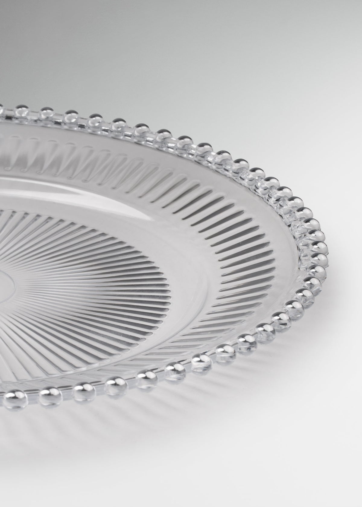 Uso profesional de Plato base de vidrio transparente con filo plata Perla Ø 32 cm en banquetes, hoteles, restaurantes, bodas y eventos